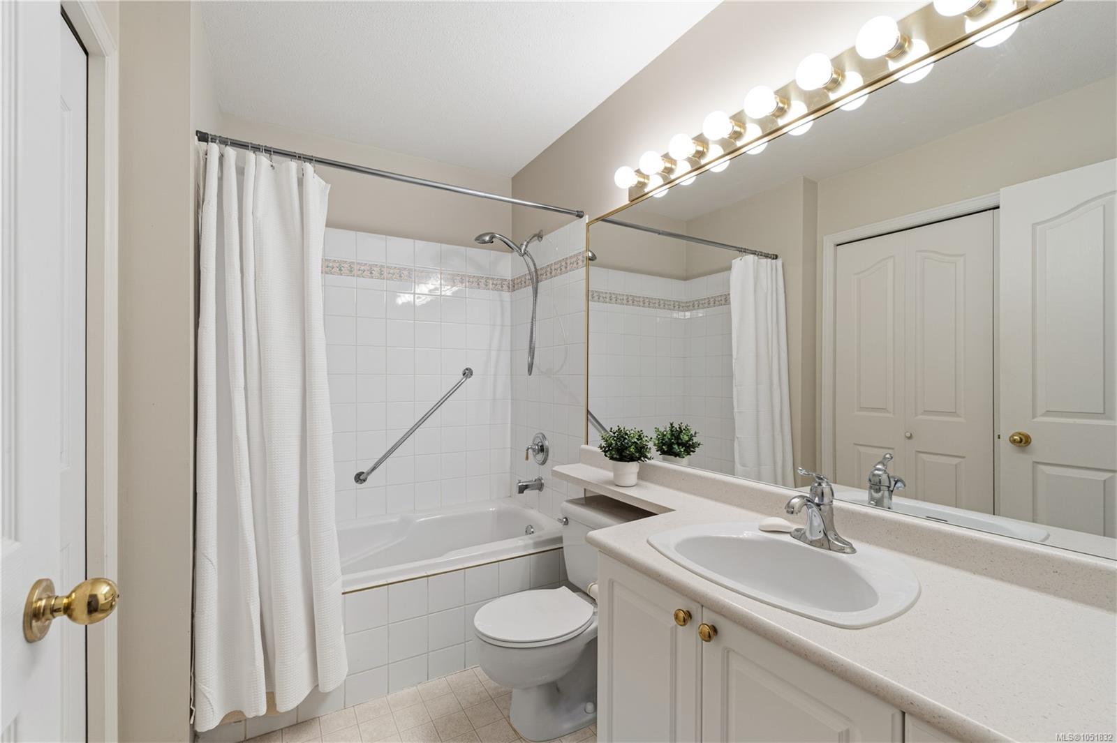 568 Hampstead St — listing photo 10 of 53