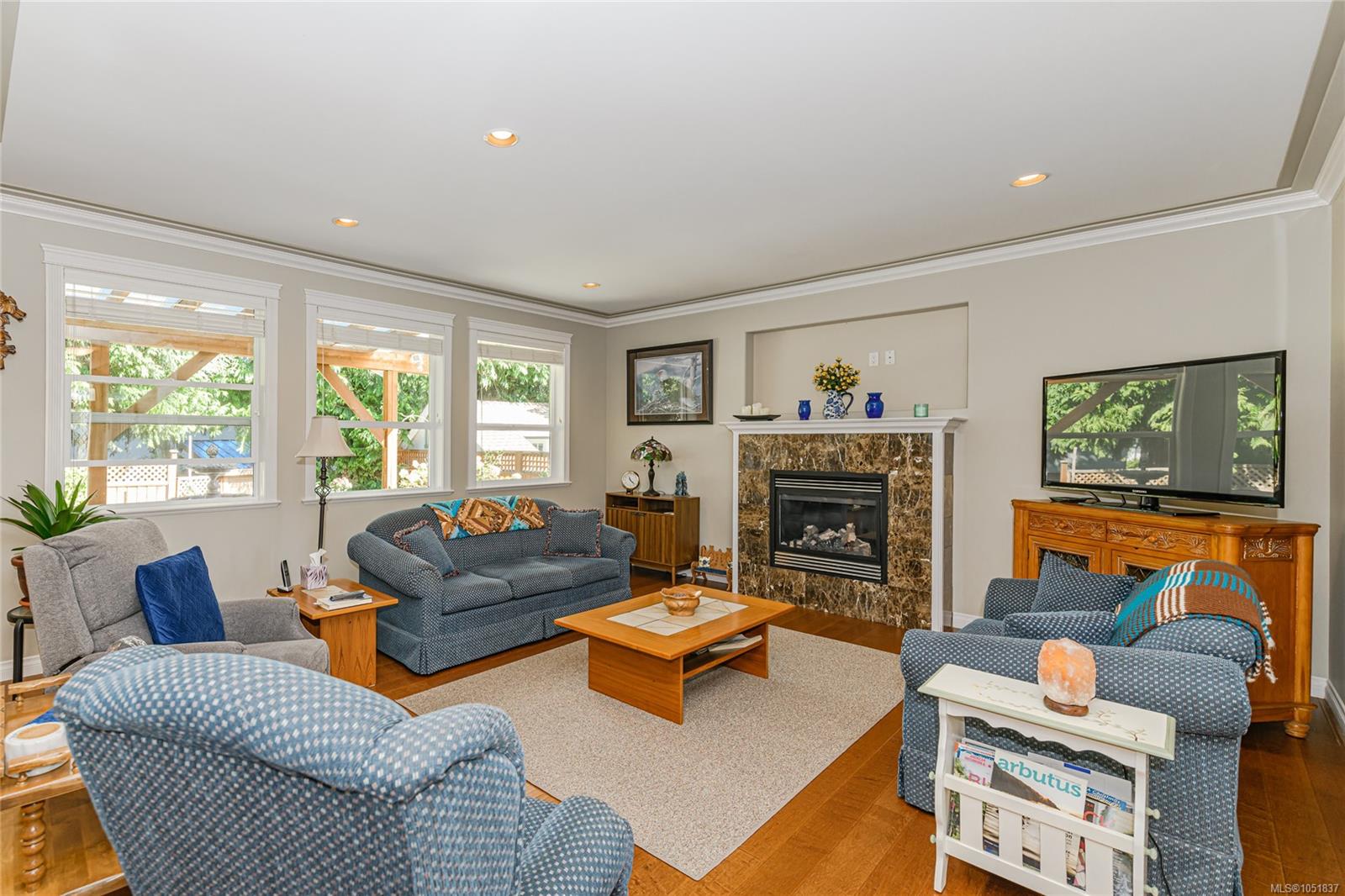 3026 Keystone Dr — listing photo 3 of 49