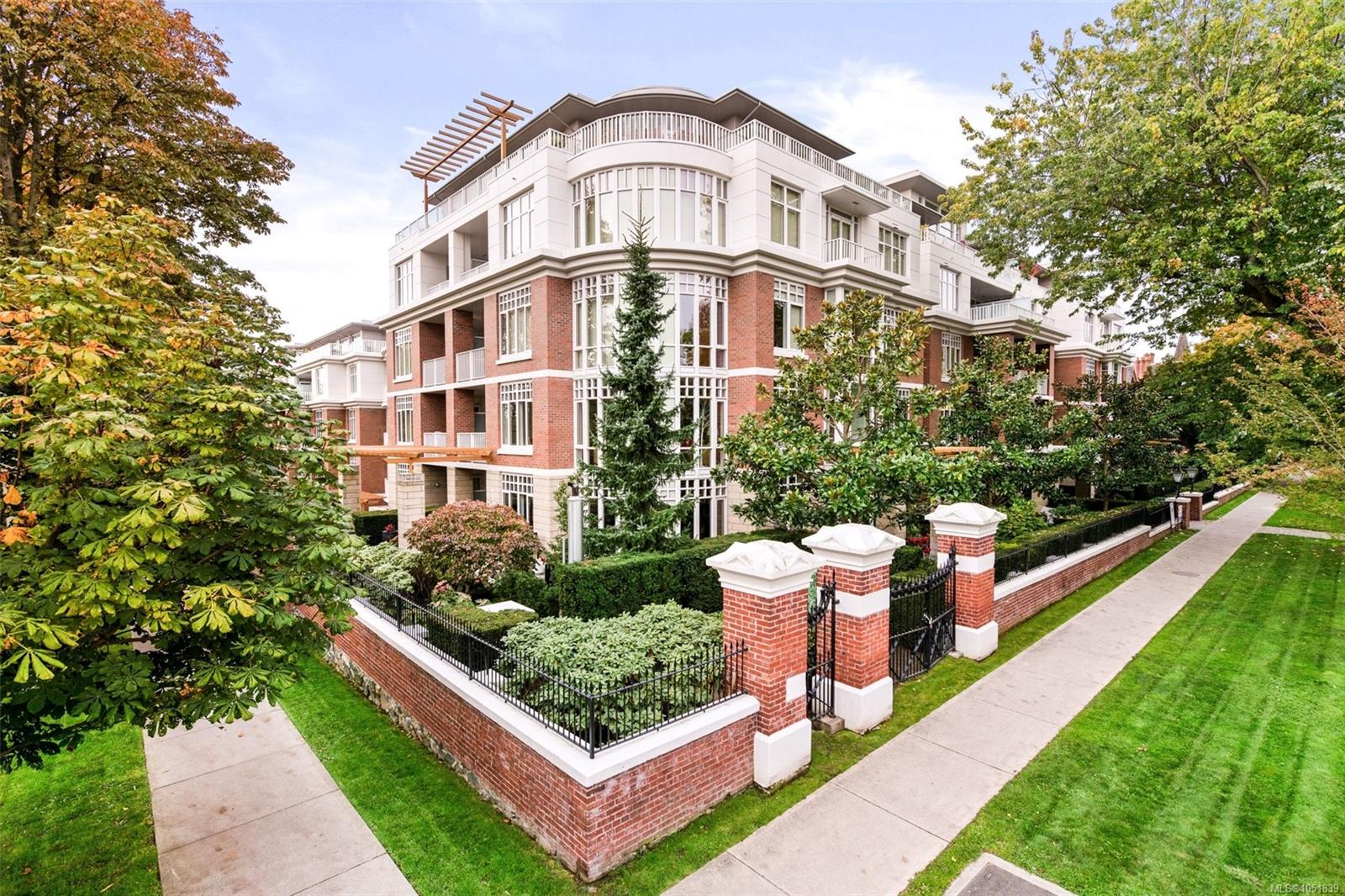 402-999 Burdett Ave, Victoria