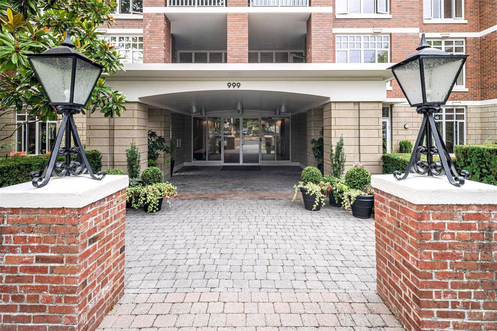 402-999 Burdett Ave — listing photo 3 of 37