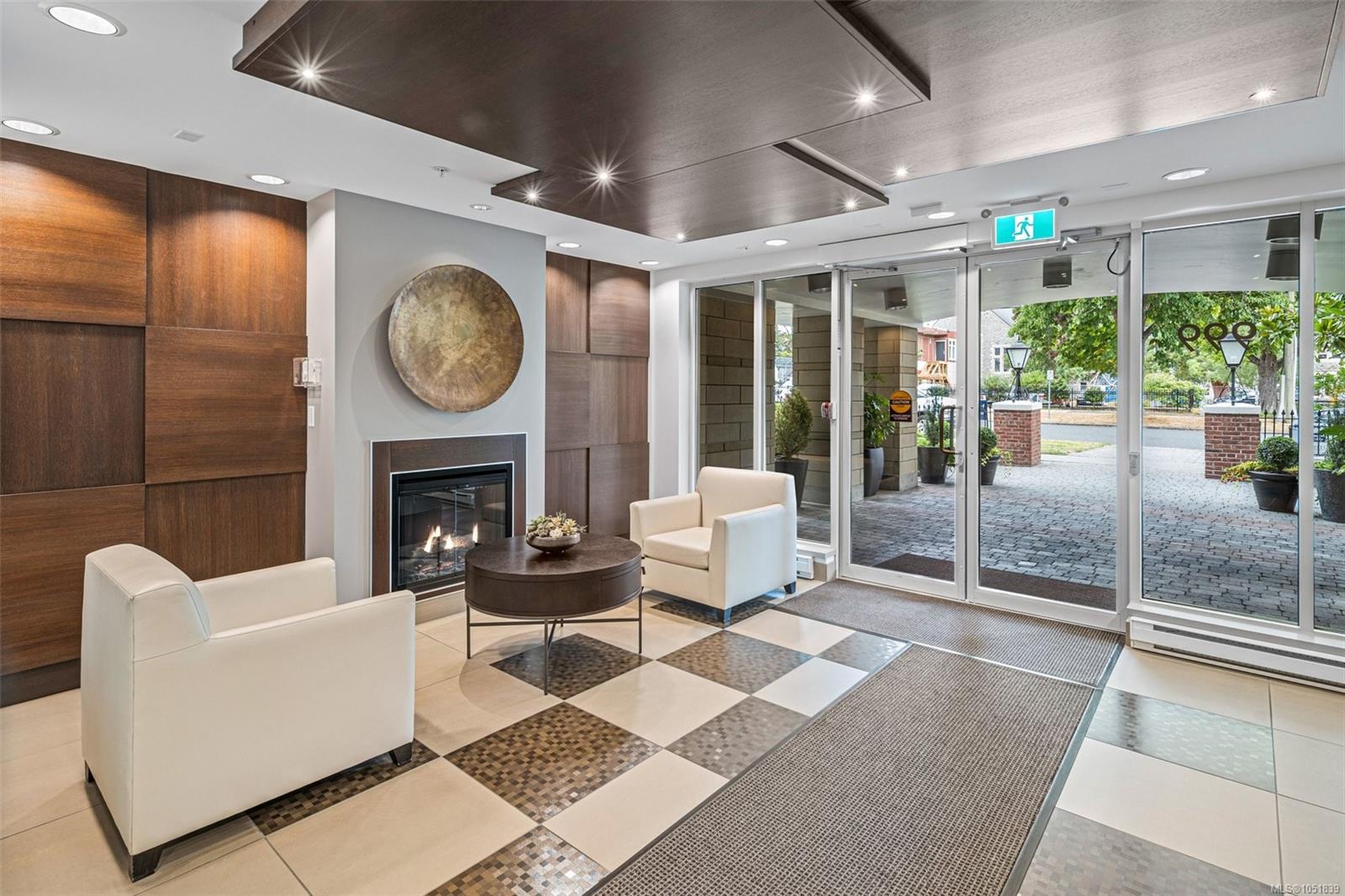 402-999 Burdett Ave — listing photo 4 of 37
