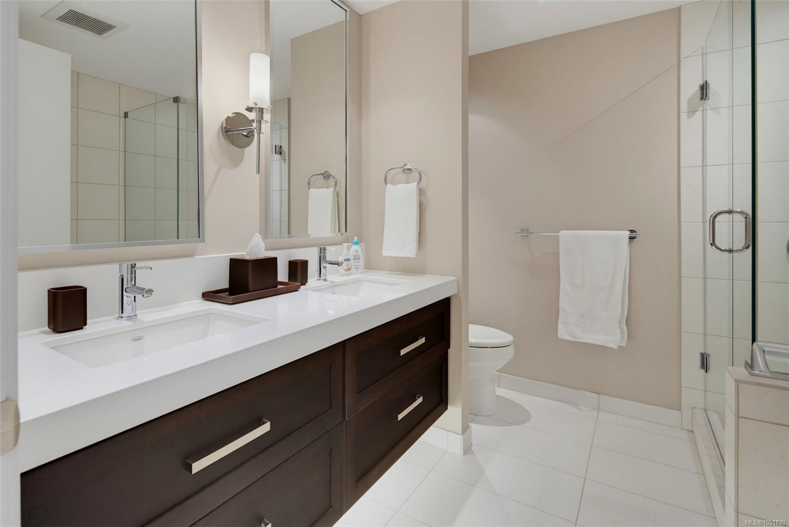 402-999 Burdett Ave — listing photo 7 of 37