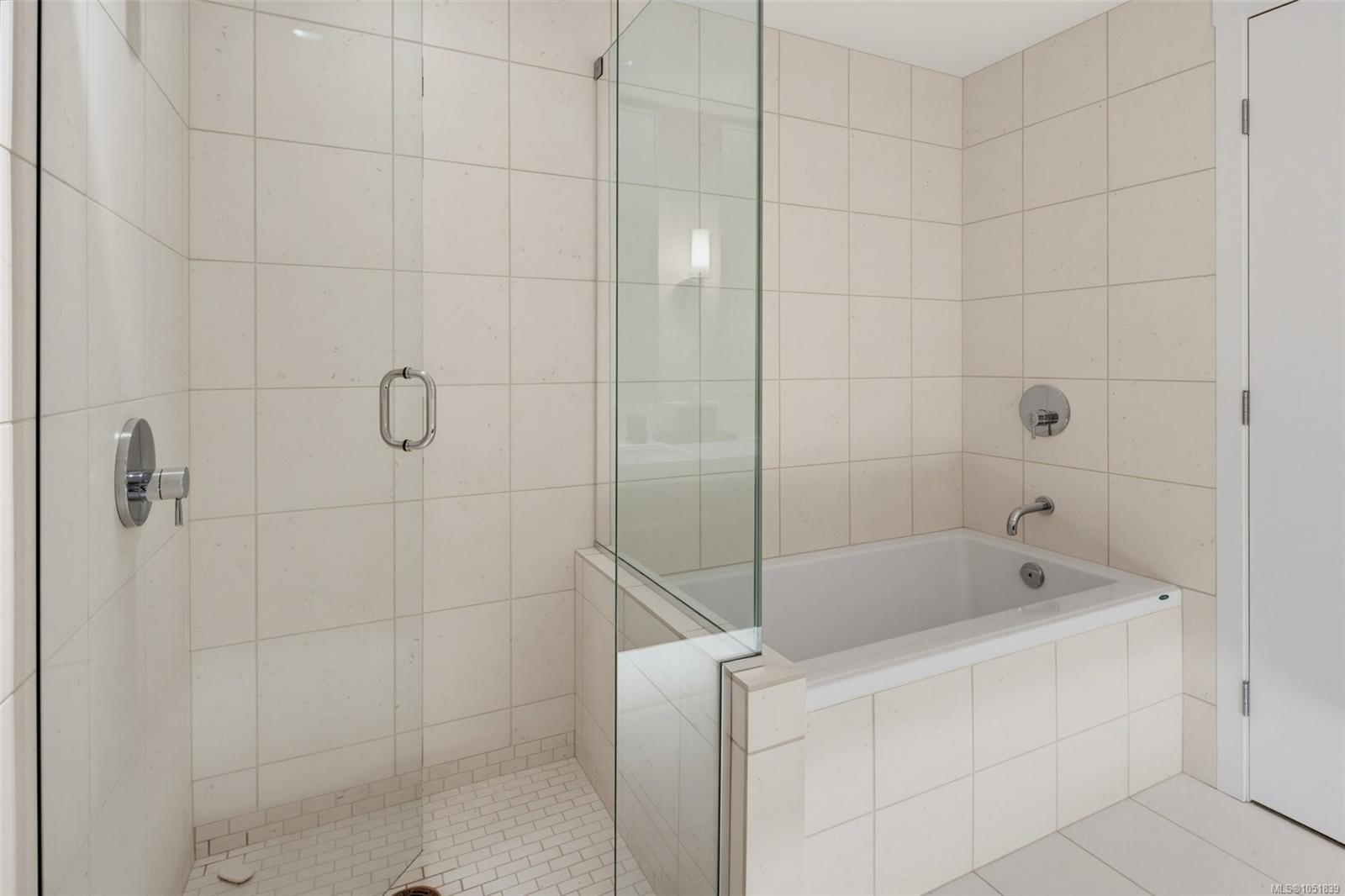 402-999 Burdett Ave — listing photo 8 of 37