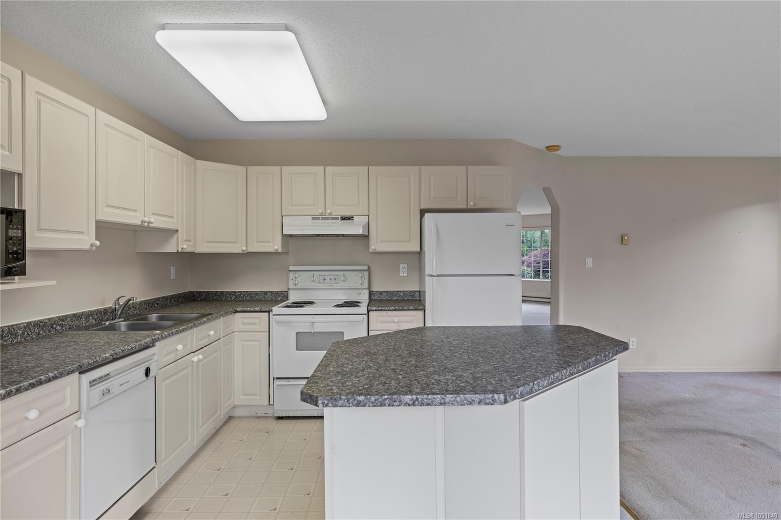 728 Banwell Crt — listing photo 3 of 26