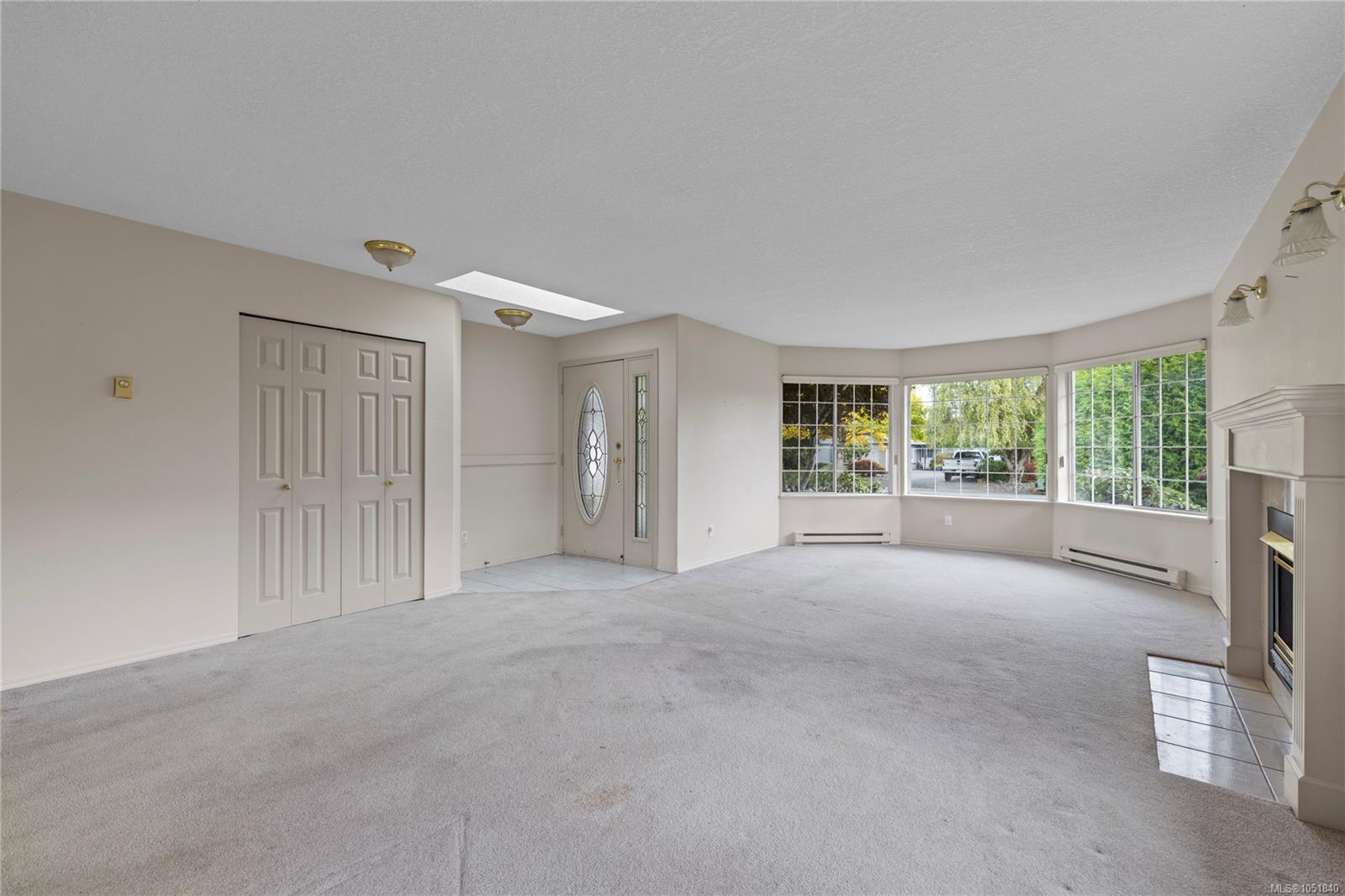 728 Banwell Crt — listing photo 7 of 26