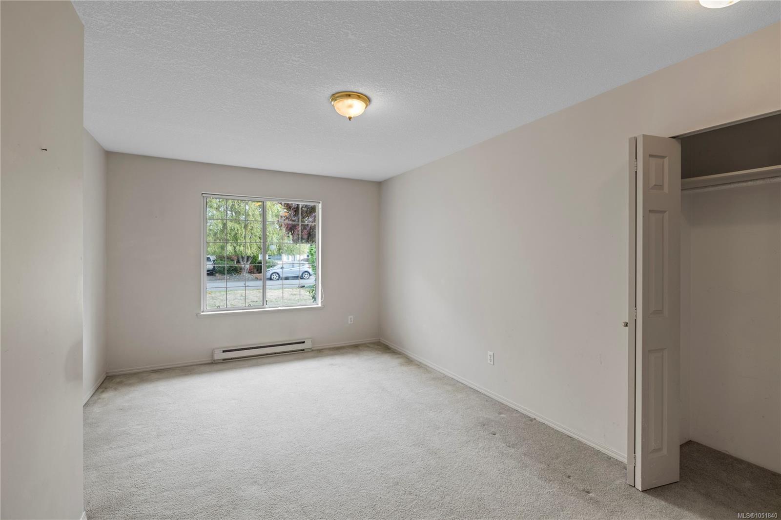 728 Banwell Crt — listing photo 9 of 26
