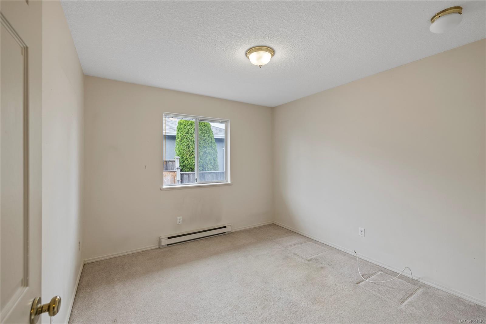 728 Banwell Crt — listing photo 10 of 26