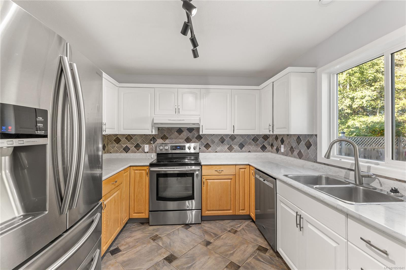 2752 Bradford Dr — listing photo 5 of 47