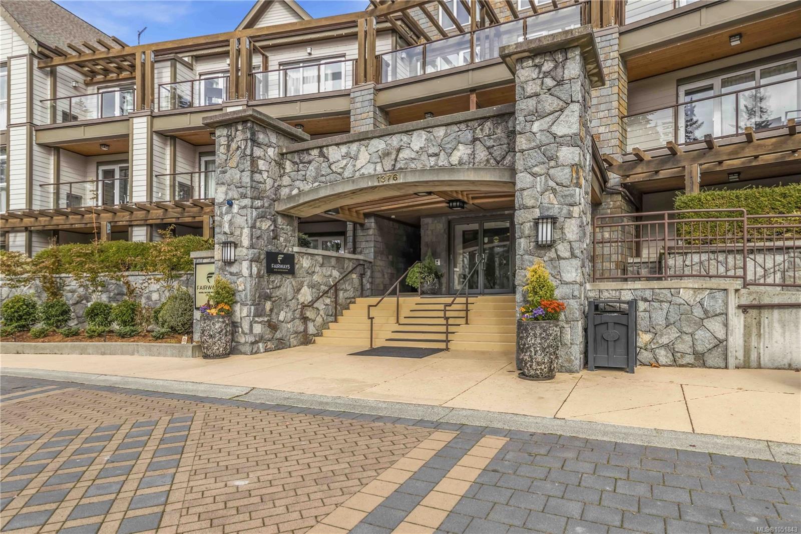 218-220 B-1376 Lynburne Pl — listing photo 3 of 26