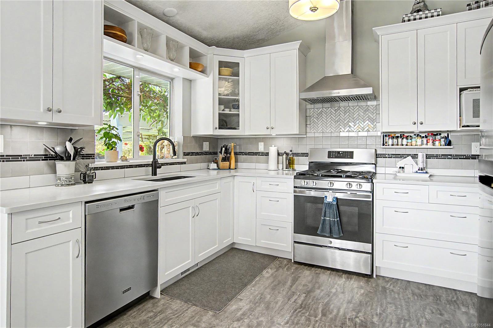 2060 Huddington Rd — listing photo 4 of 40