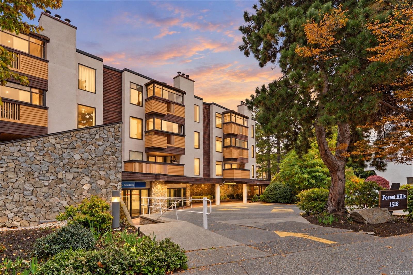 306-1518 Pandora Ave — listing photo 2 of 36