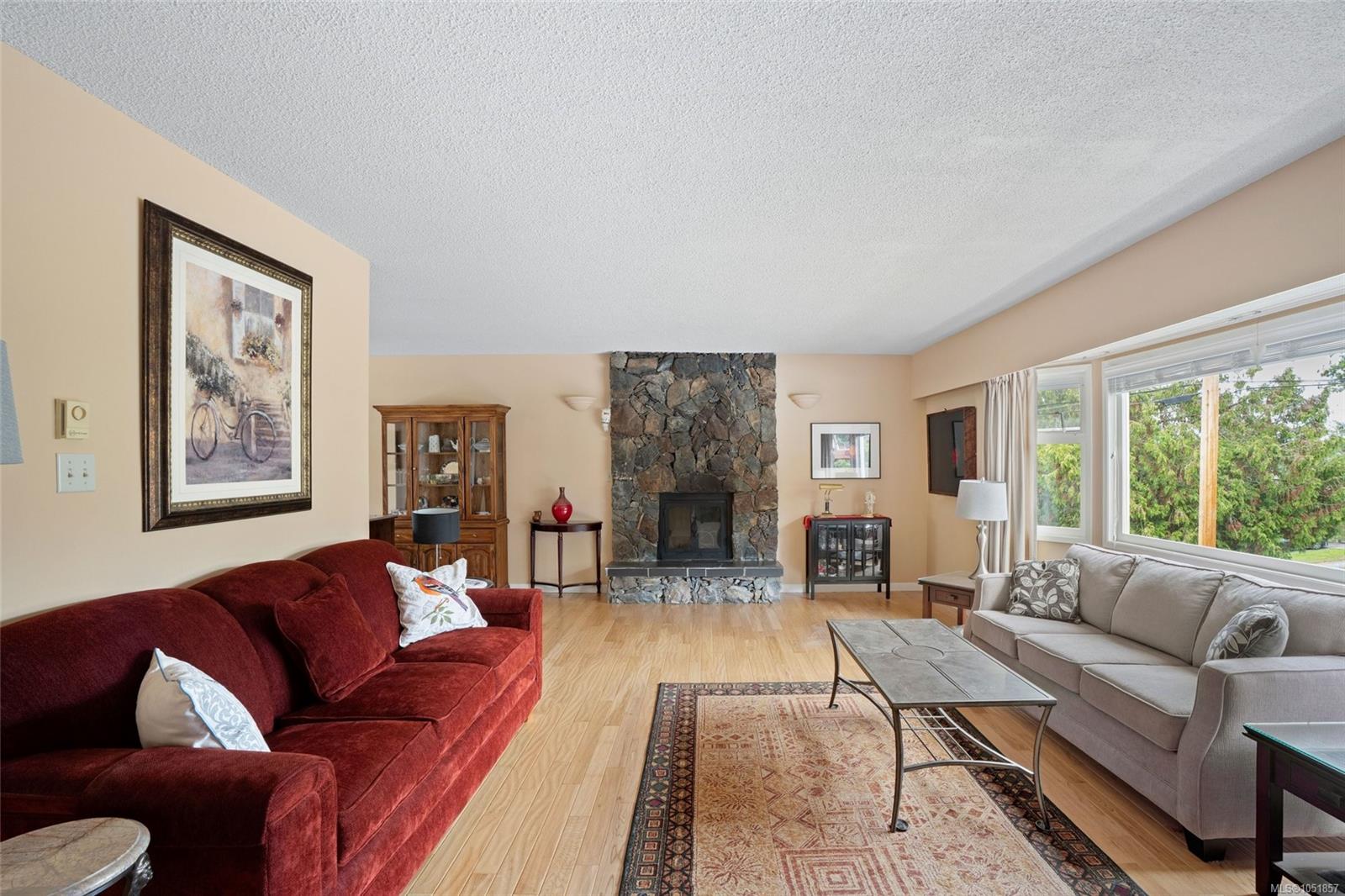 3906 Braefoot Rd — listing photo 3 of 51
