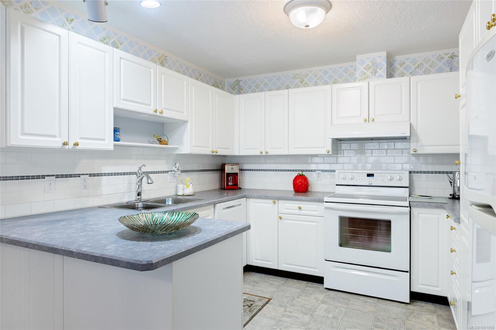 13-4619 Elk Lake Dr — listing photo 3 of 27