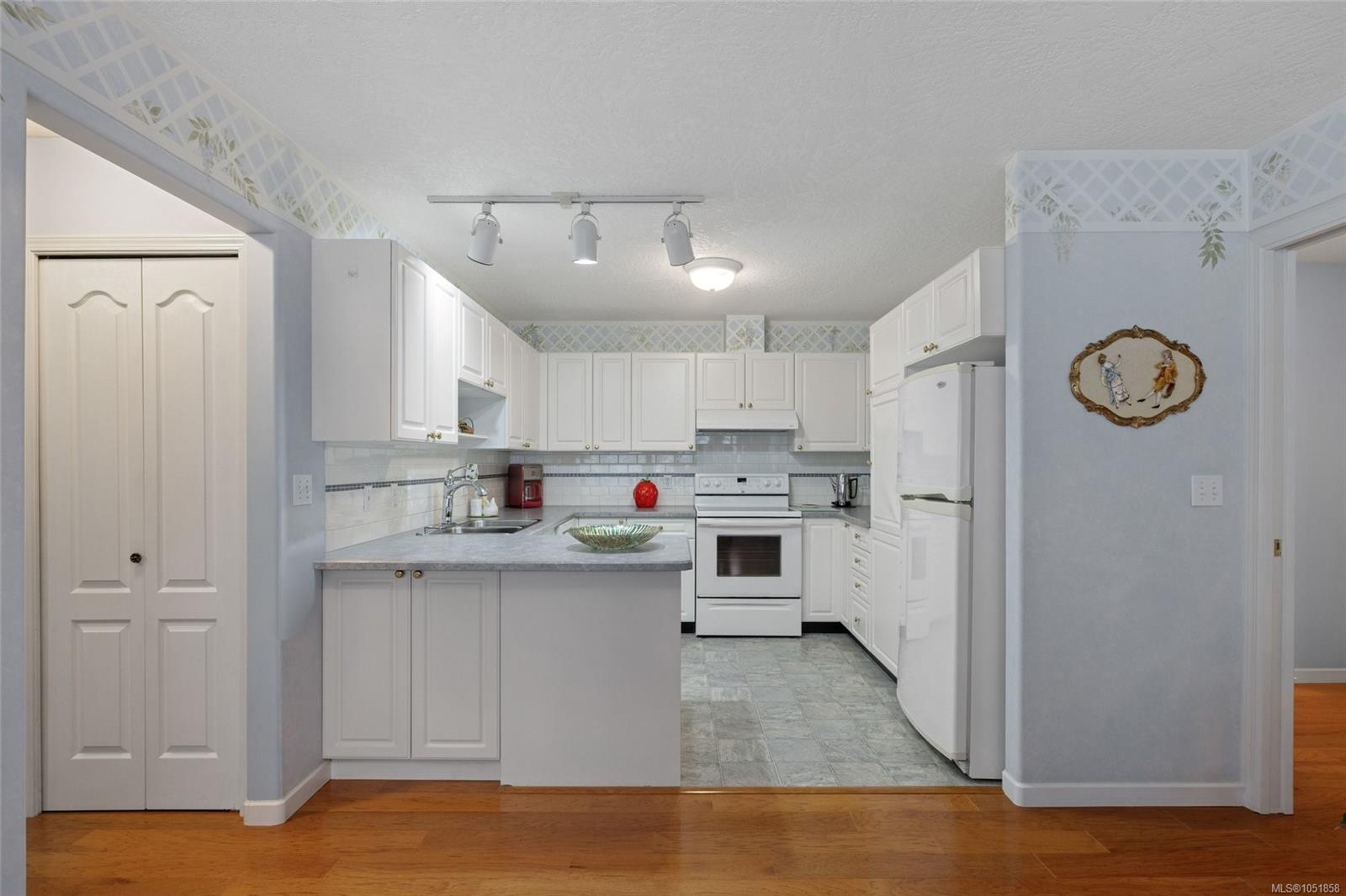 13-4619 Elk Lake Dr — listing photo 4 of 27
