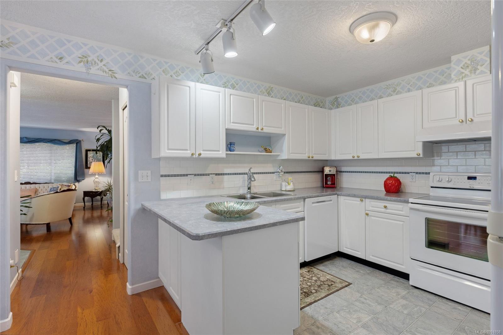 13-4619 Elk Lake Dr — listing photo 5 of 27