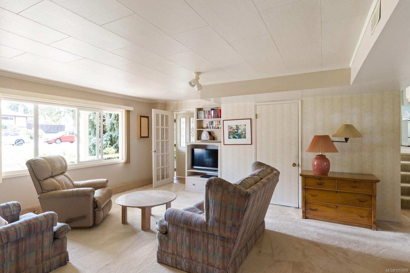 2045 San Rafael Cres — listing photo 14 of 42