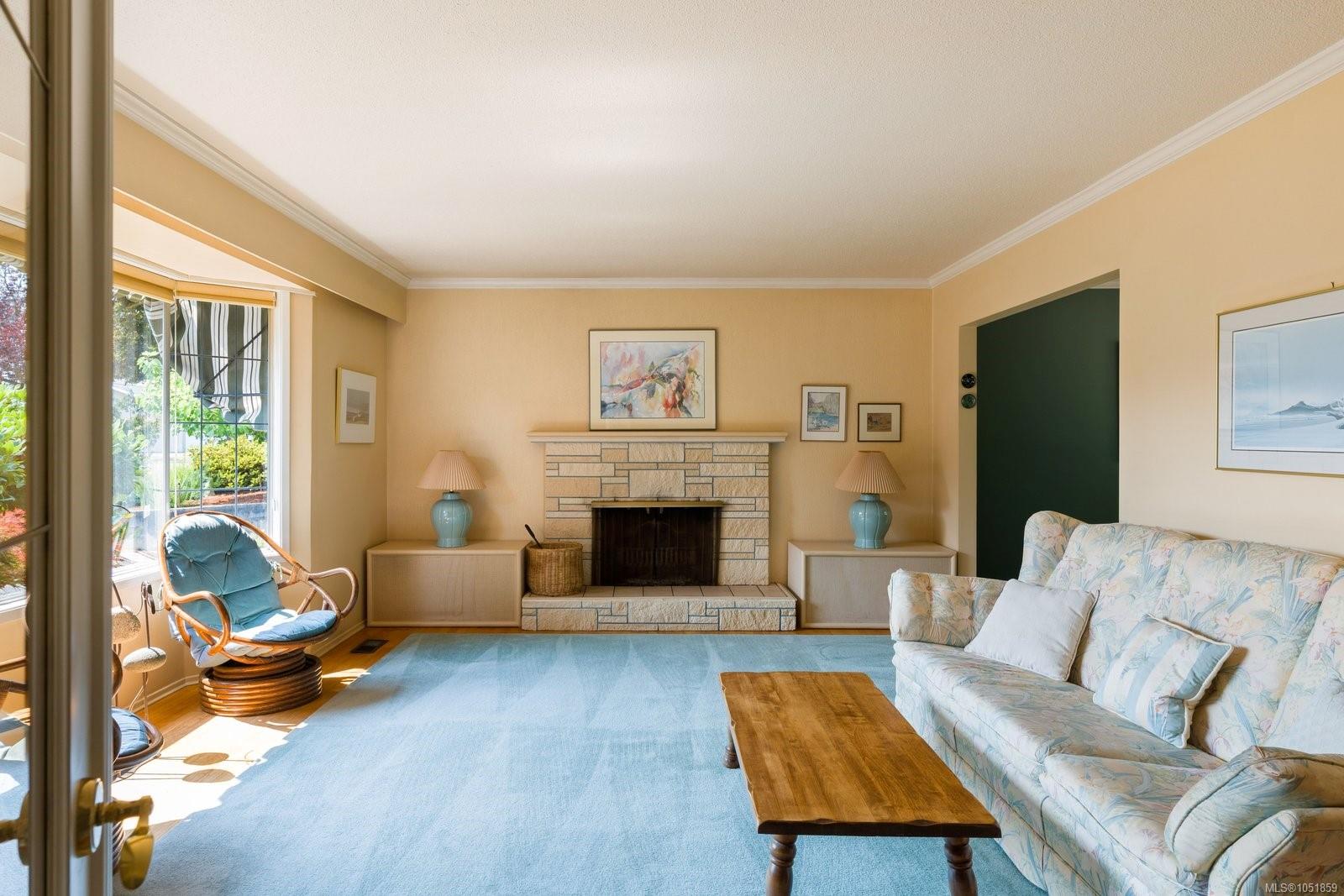 2045 San Rafael Cres — listing photo 5 of 42
