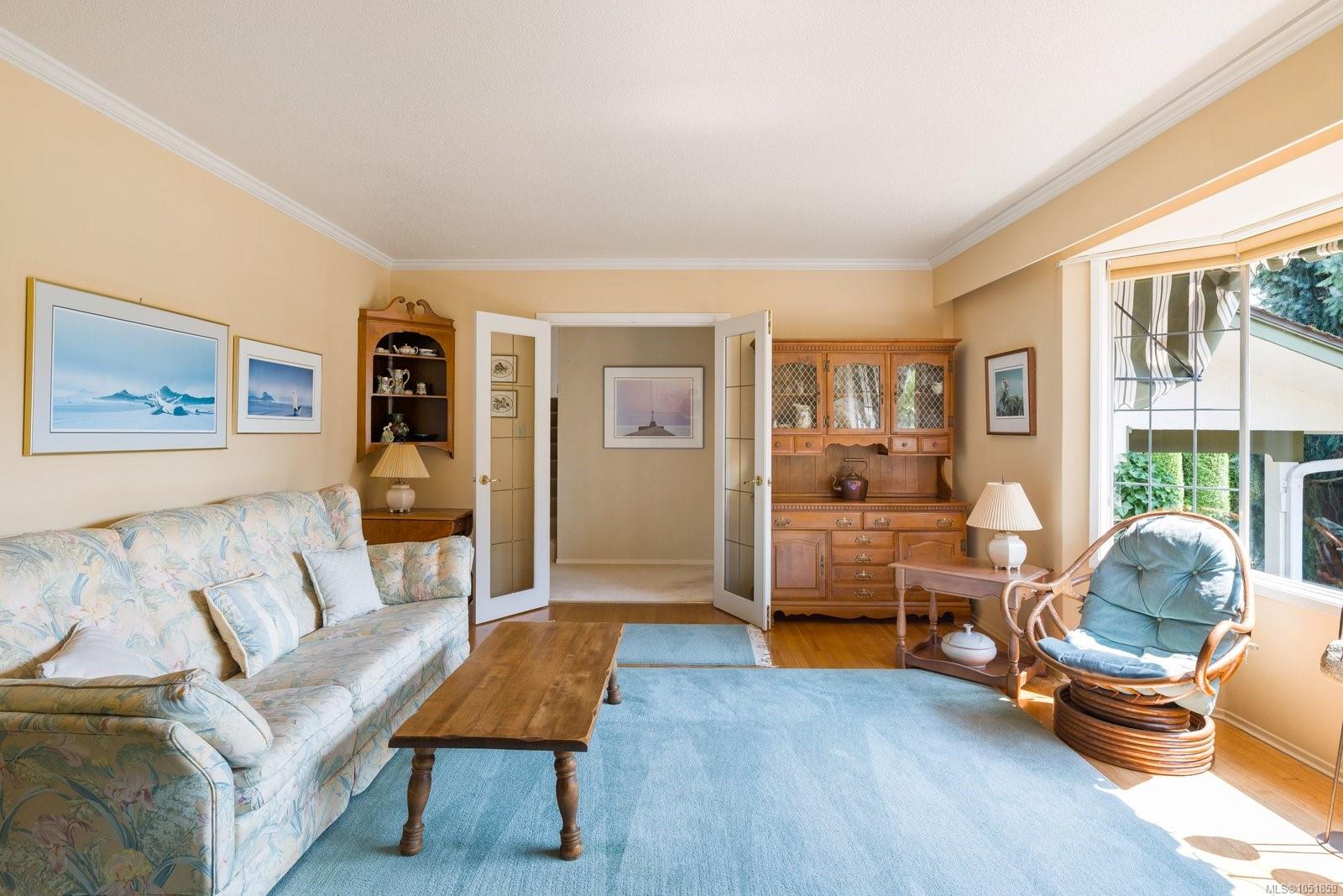 2045 San Rafael Cres — listing photo 6 of 42