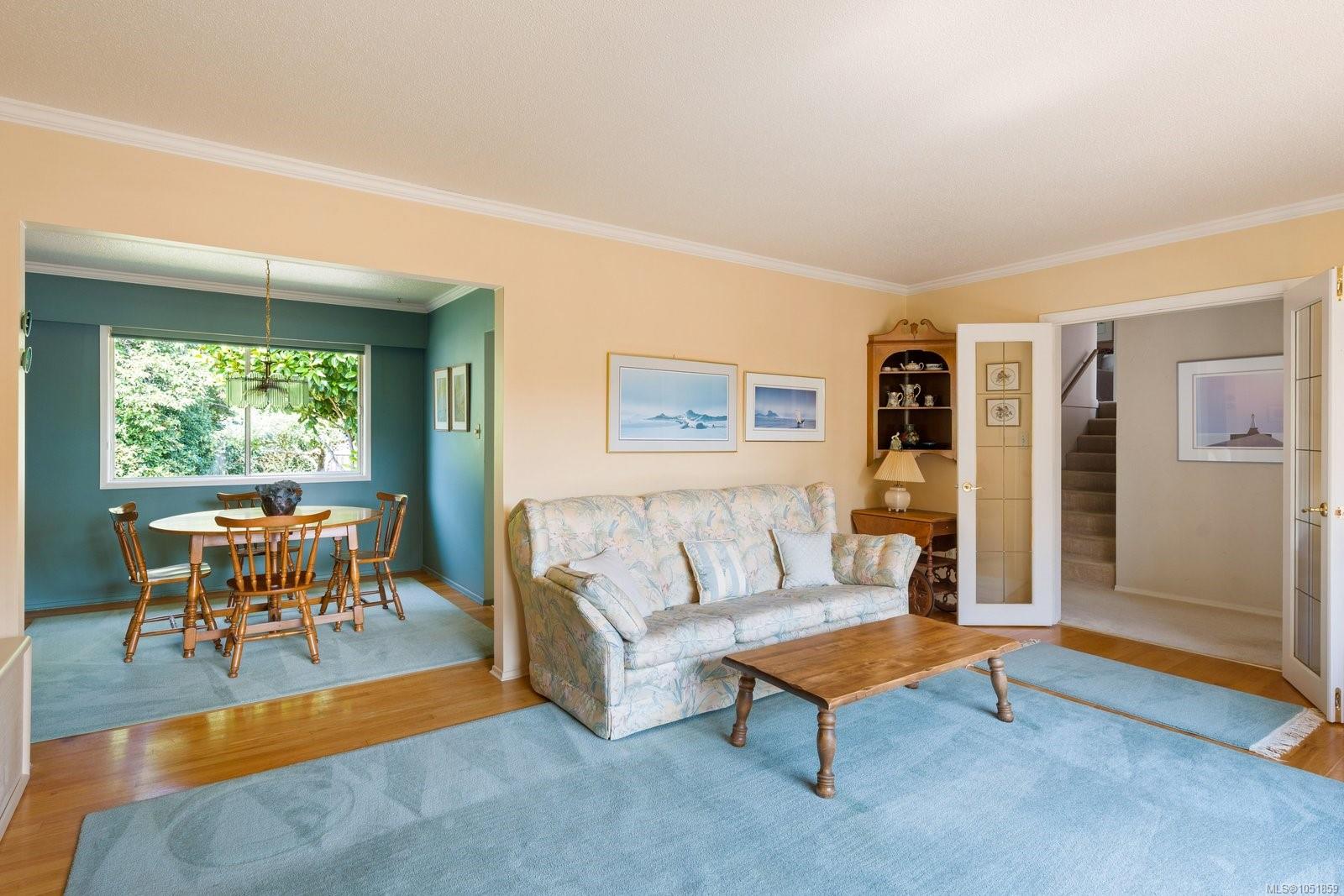 2045 San Rafael Cres — listing photo 7 of 42