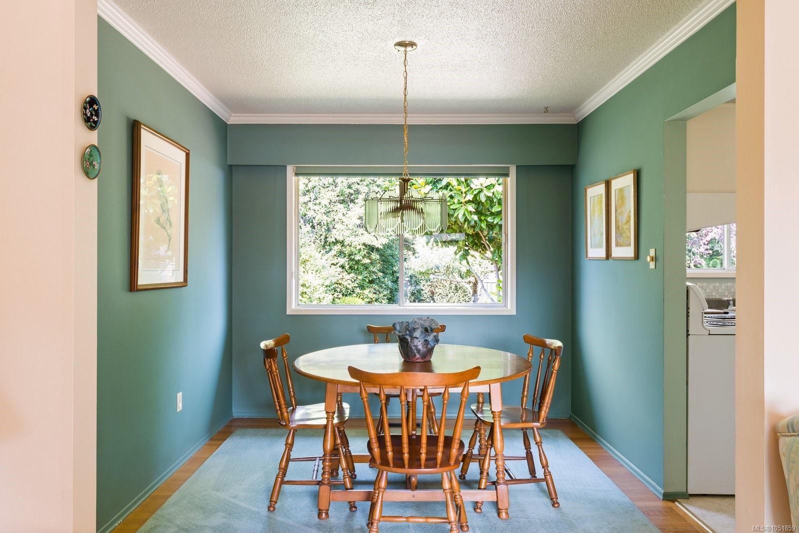2045 San Rafael Cres — listing photo 8 of 42
