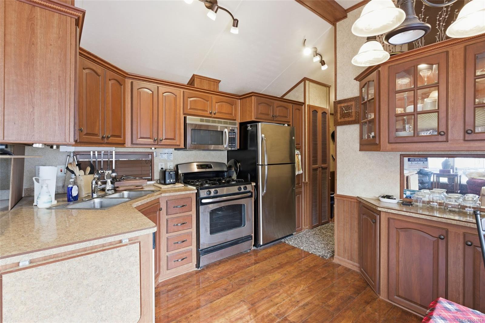 2118 Buttle Lake Way — listing photo 10 of 27