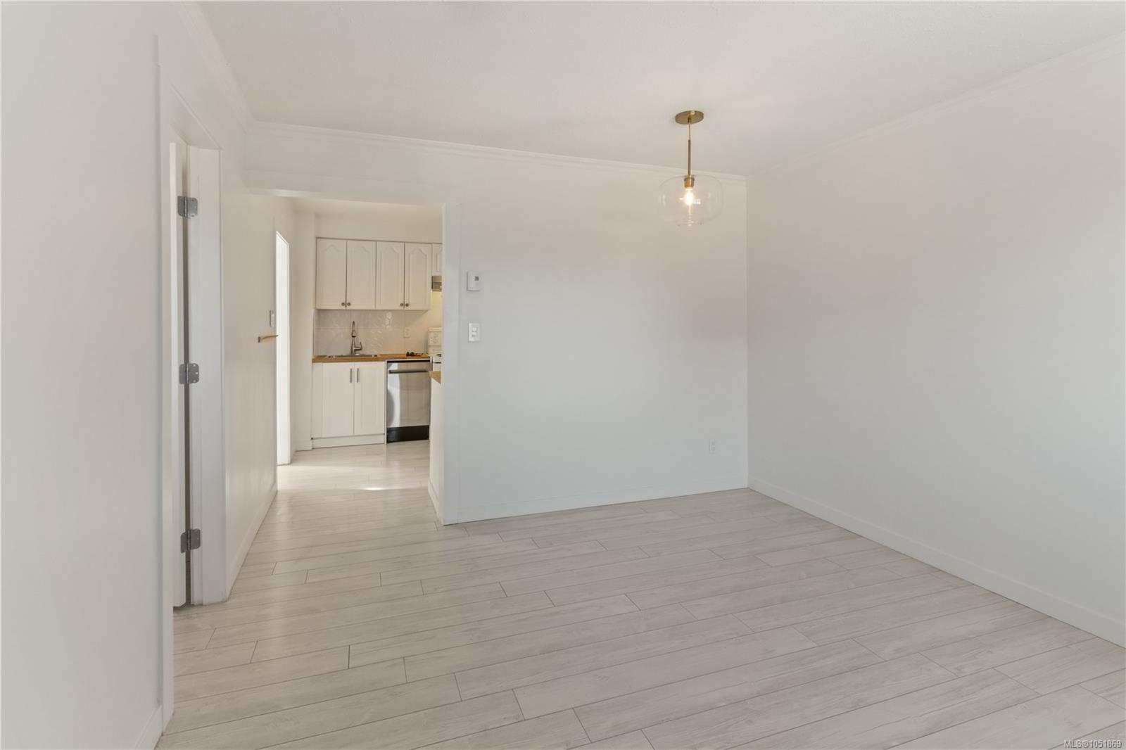 425 Stewart Ave — listing photo 13 of 41