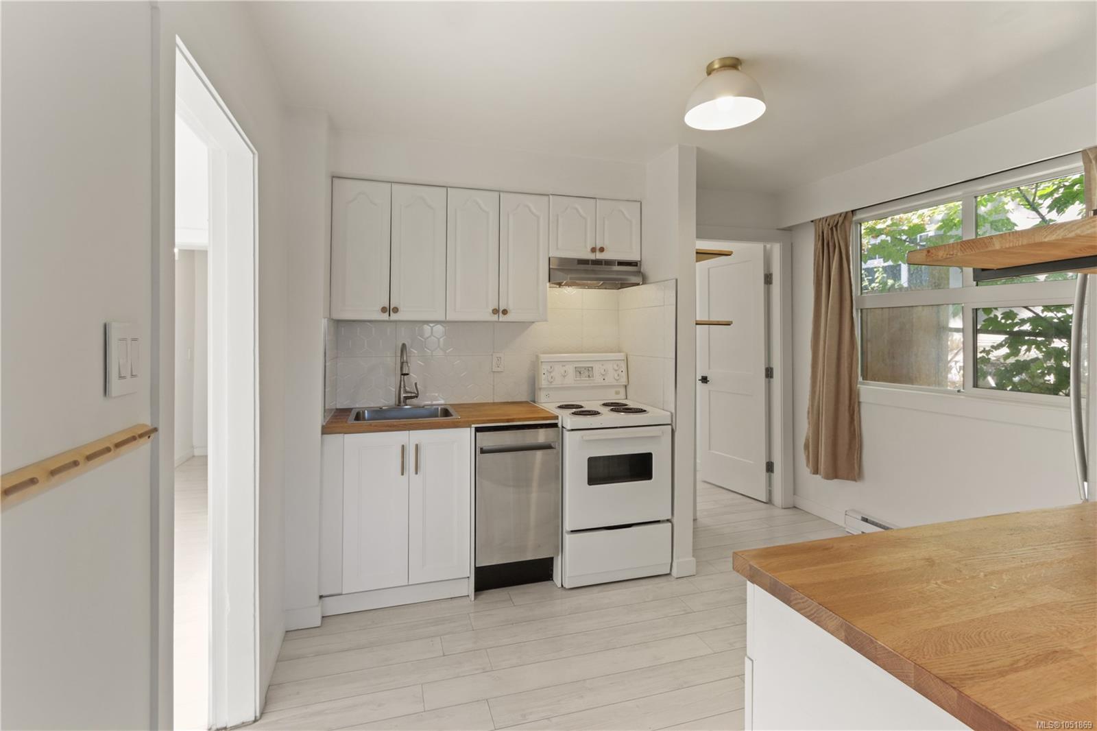 425 Stewart Ave — listing photo 14 of 41