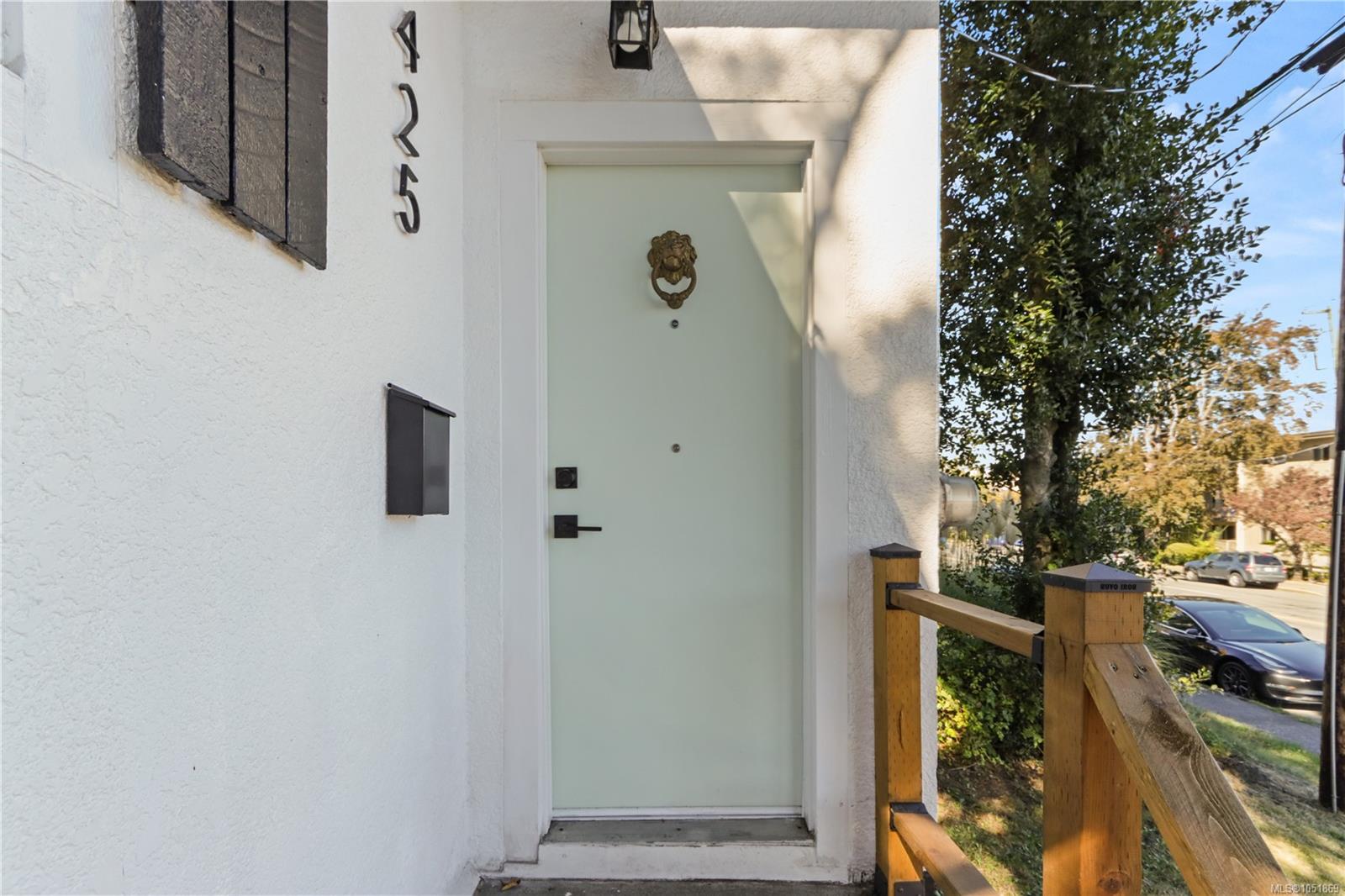 425 Stewart Ave — listing photo 4 of 41
