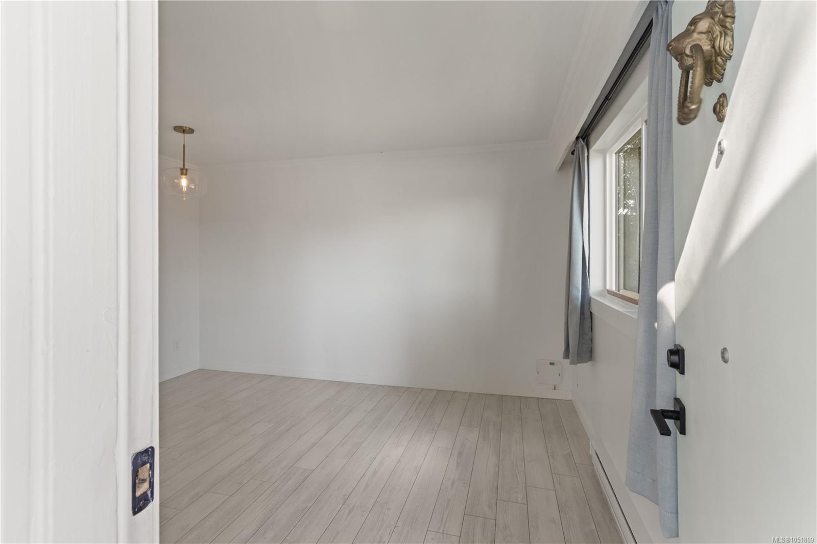 425 Stewart Ave — listing photo 5 of 41