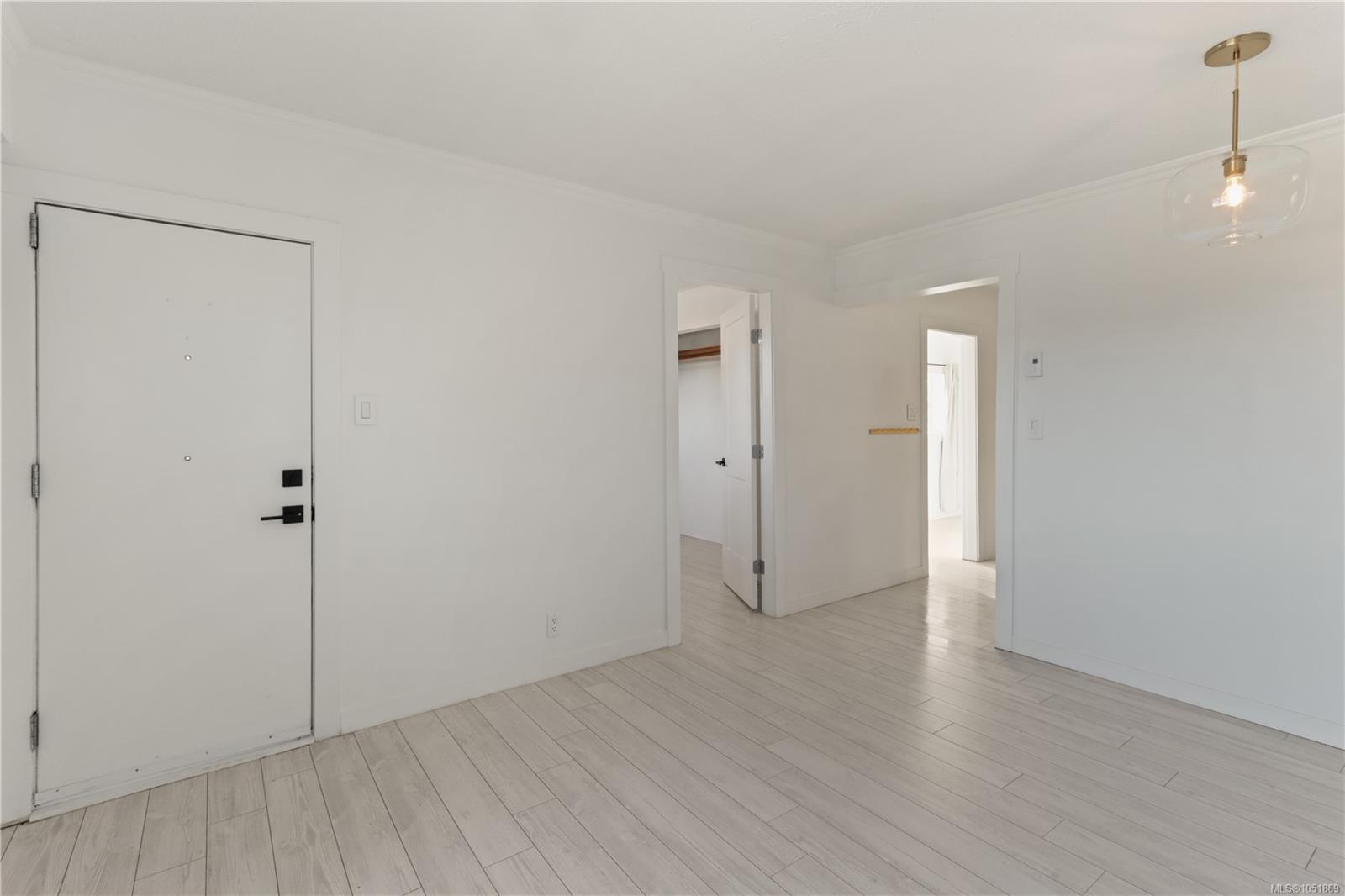 425 Stewart Ave — listing photo 6 of 41