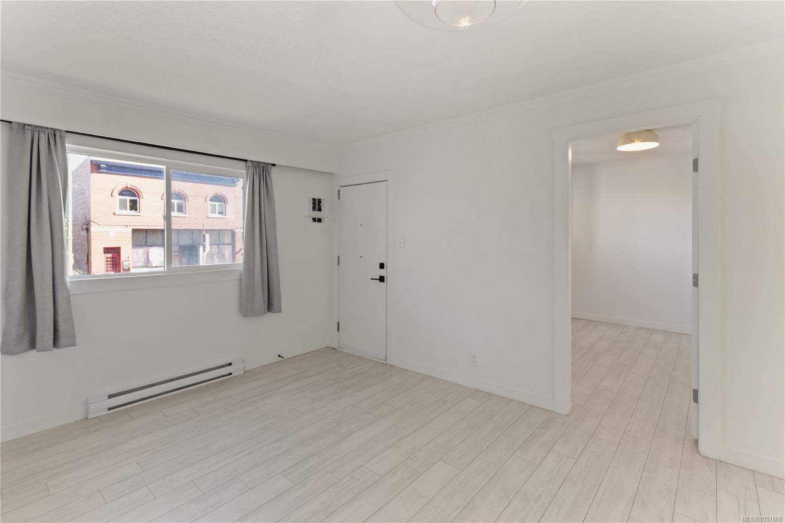 425 Stewart Ave — listing photo 7 of 41