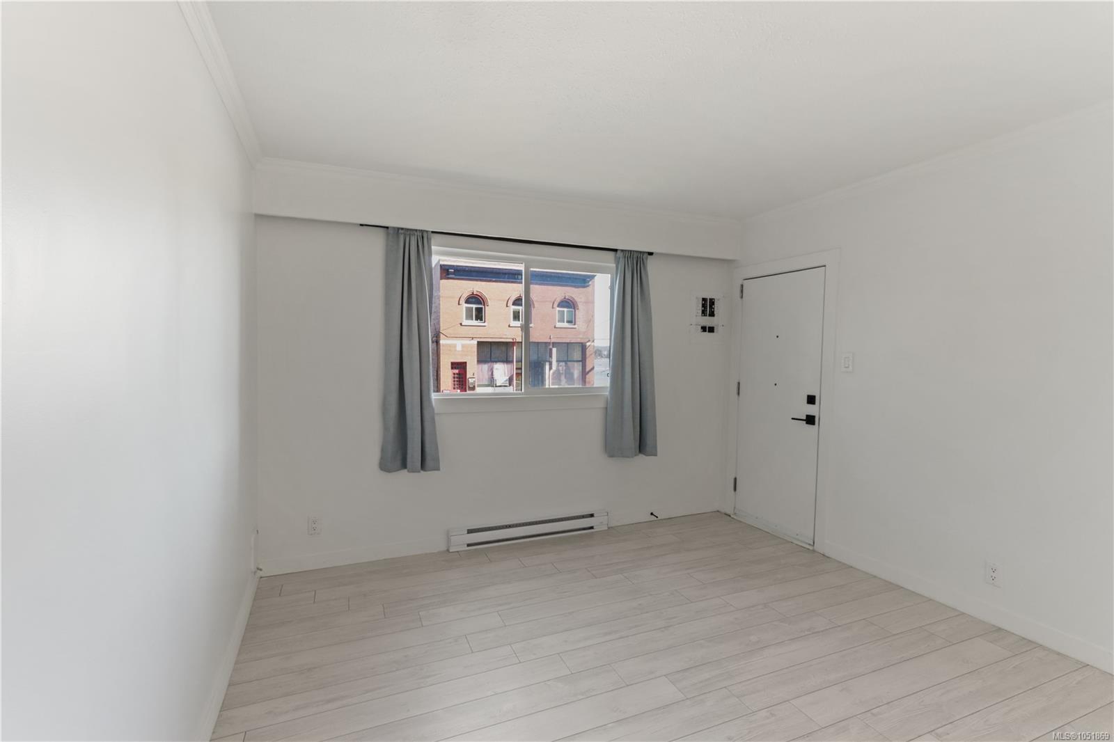 425 Stewart Ave — listing photo 8 of 41