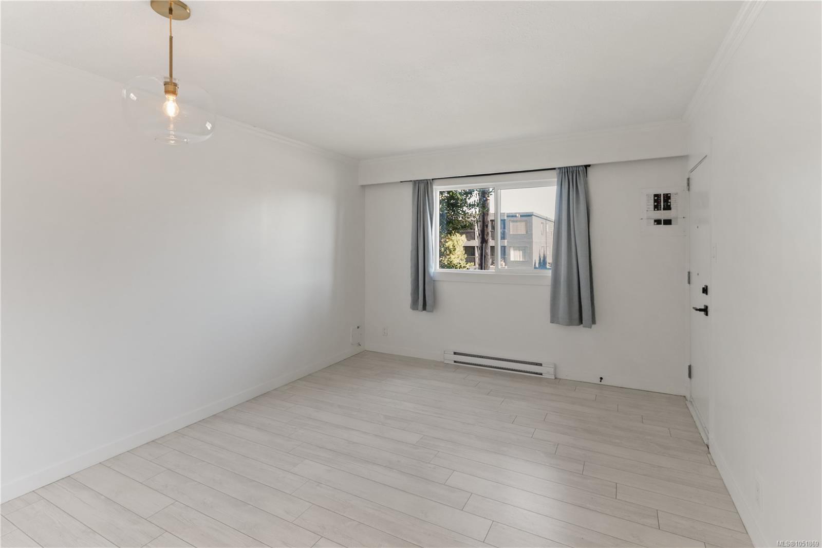 425 Stewart Ave — listing photo 9 of 41