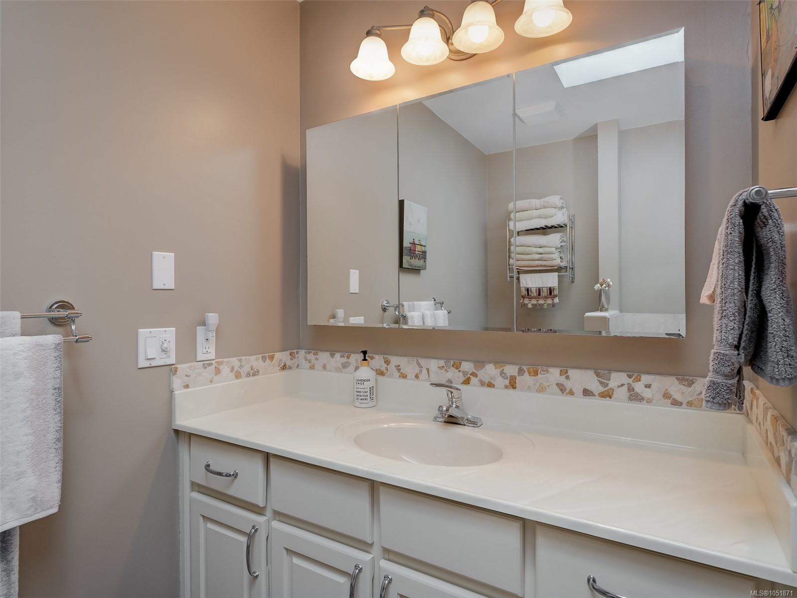 901-2829 Arbutus Rd — listing photo 13 of 39