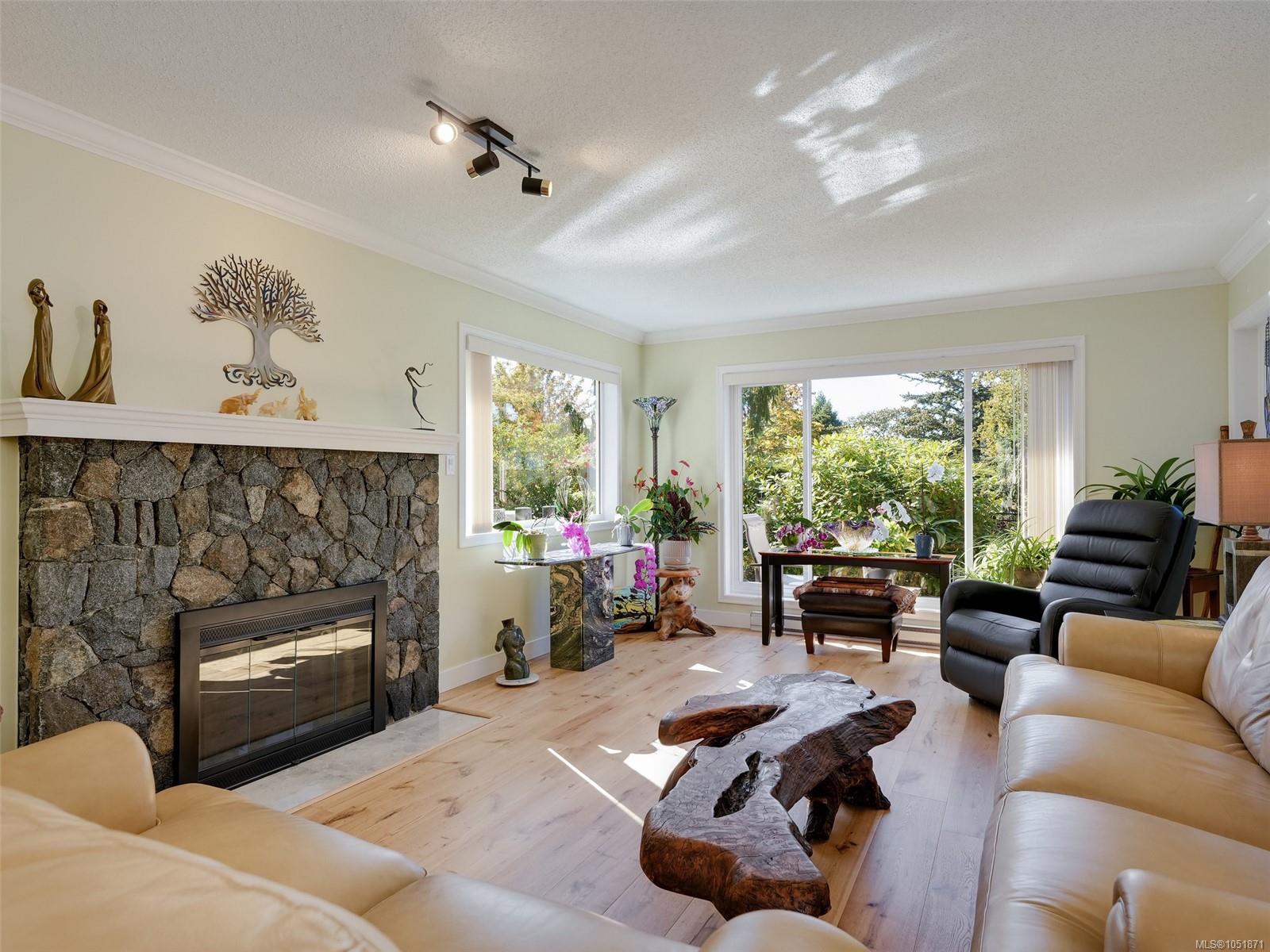 901-2829 Arbutus Rd — listing photo 3 of 39