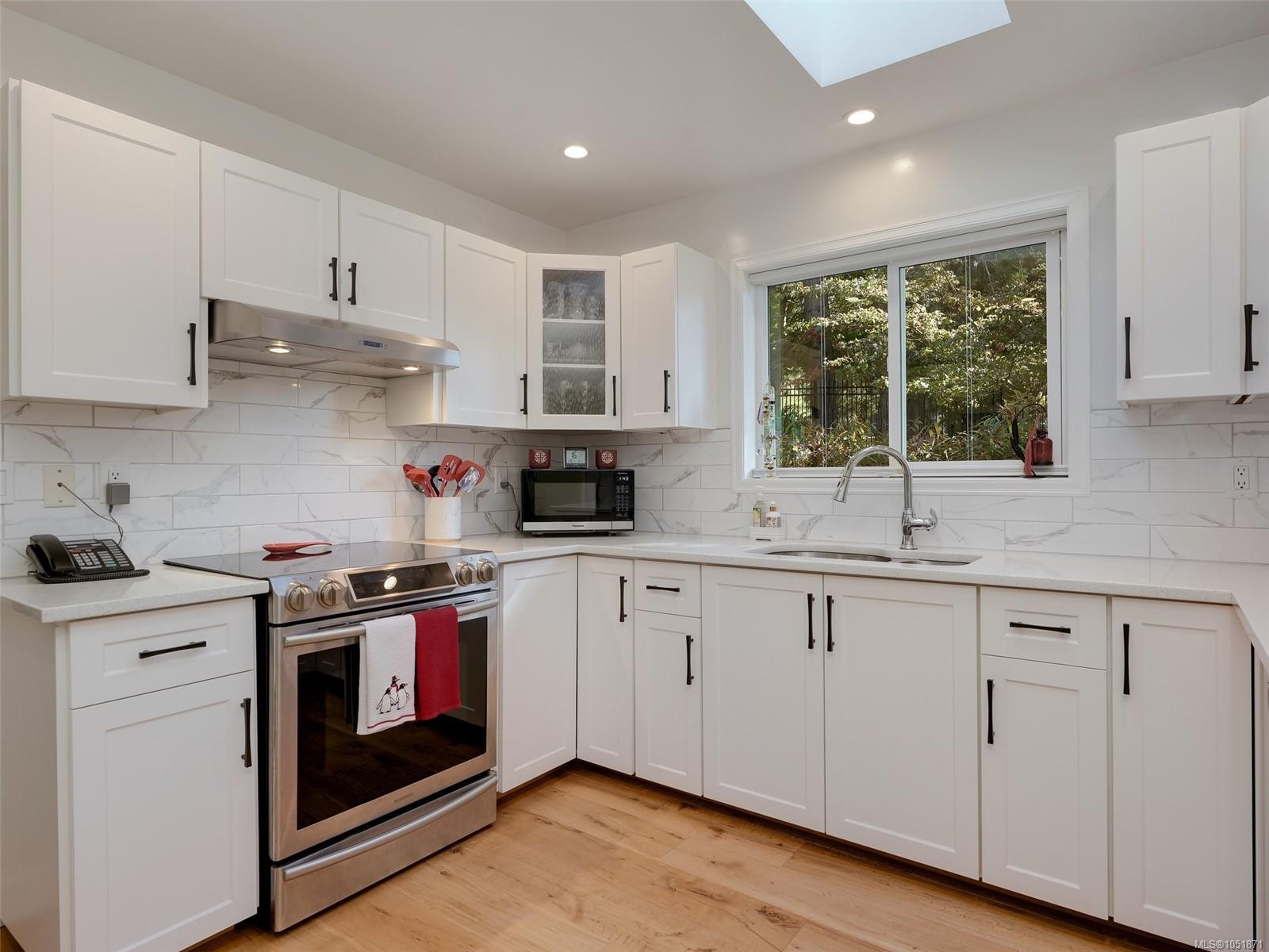 901-2829 Arbutus Rd — listing photo 6 of 39