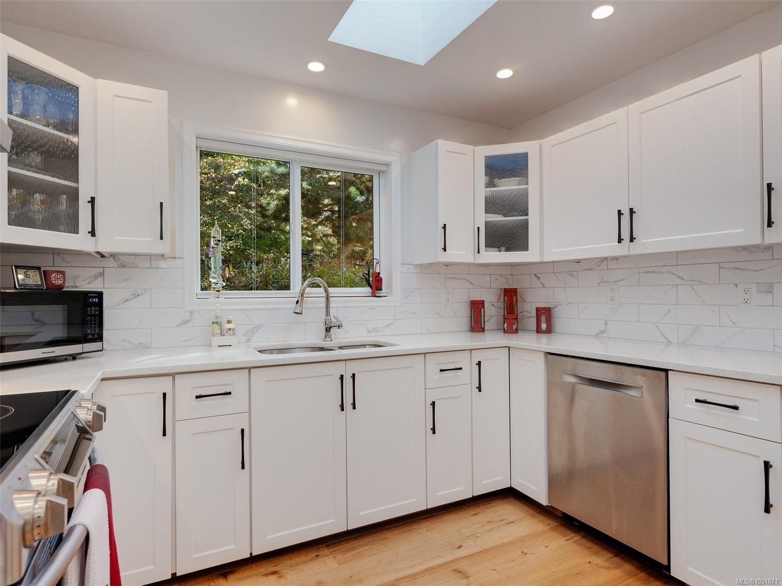 901-2829 Arbutus Rd — listing photo 7 of 39