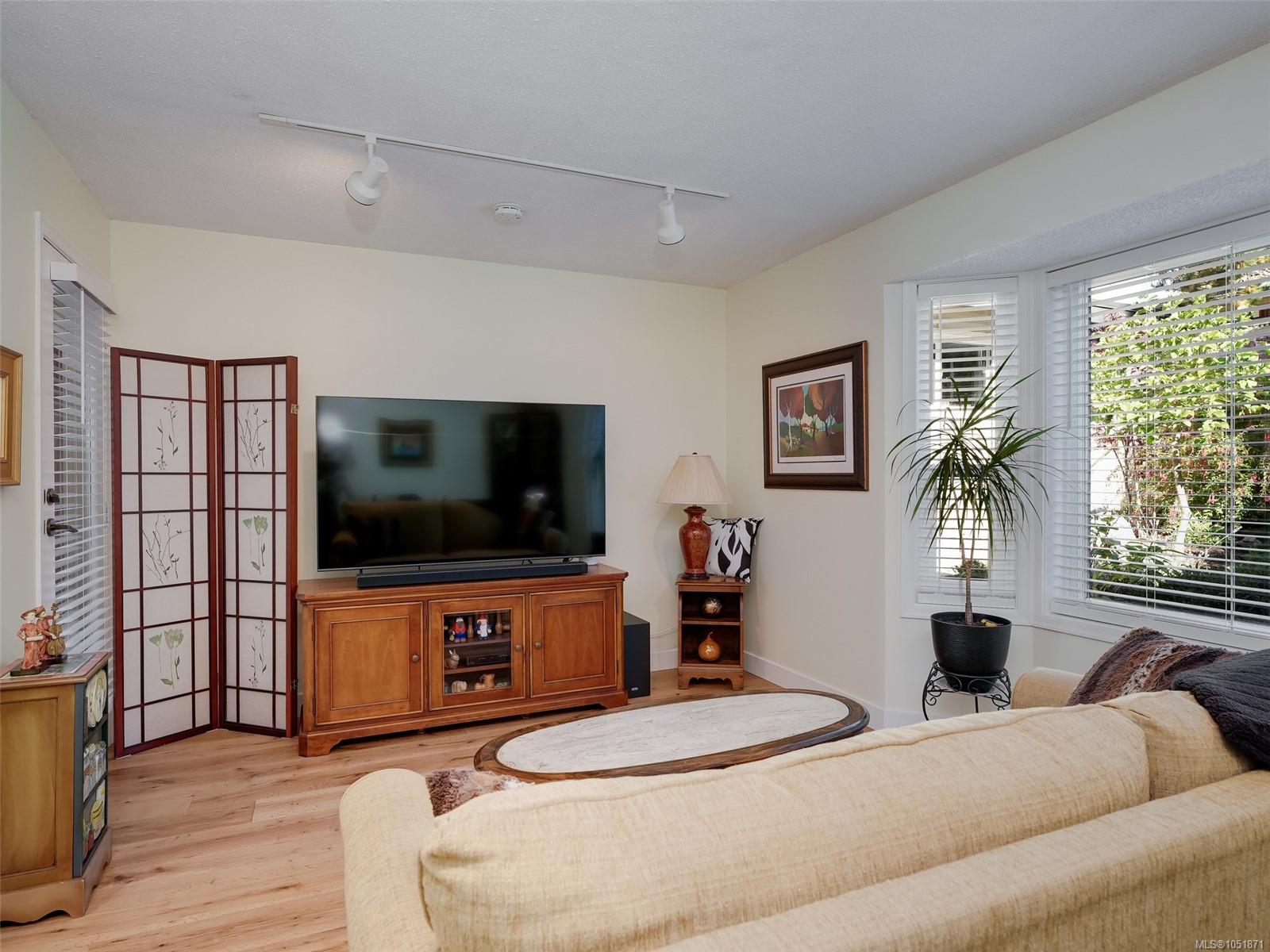 901-2829 Arbutus Rd — listing photo 9 of 39