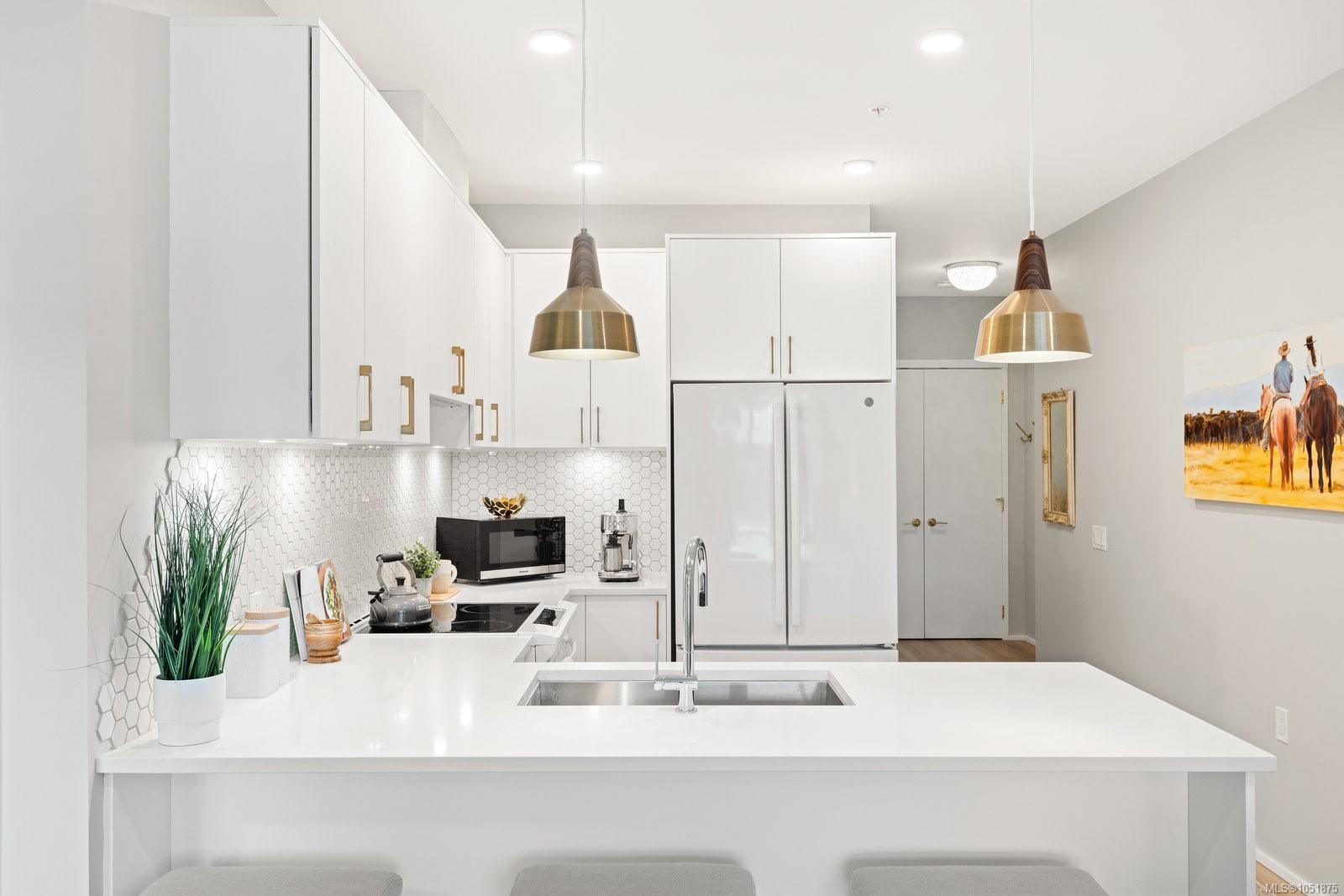 303-2348 Beacon Ave — listing photo 2 of 23