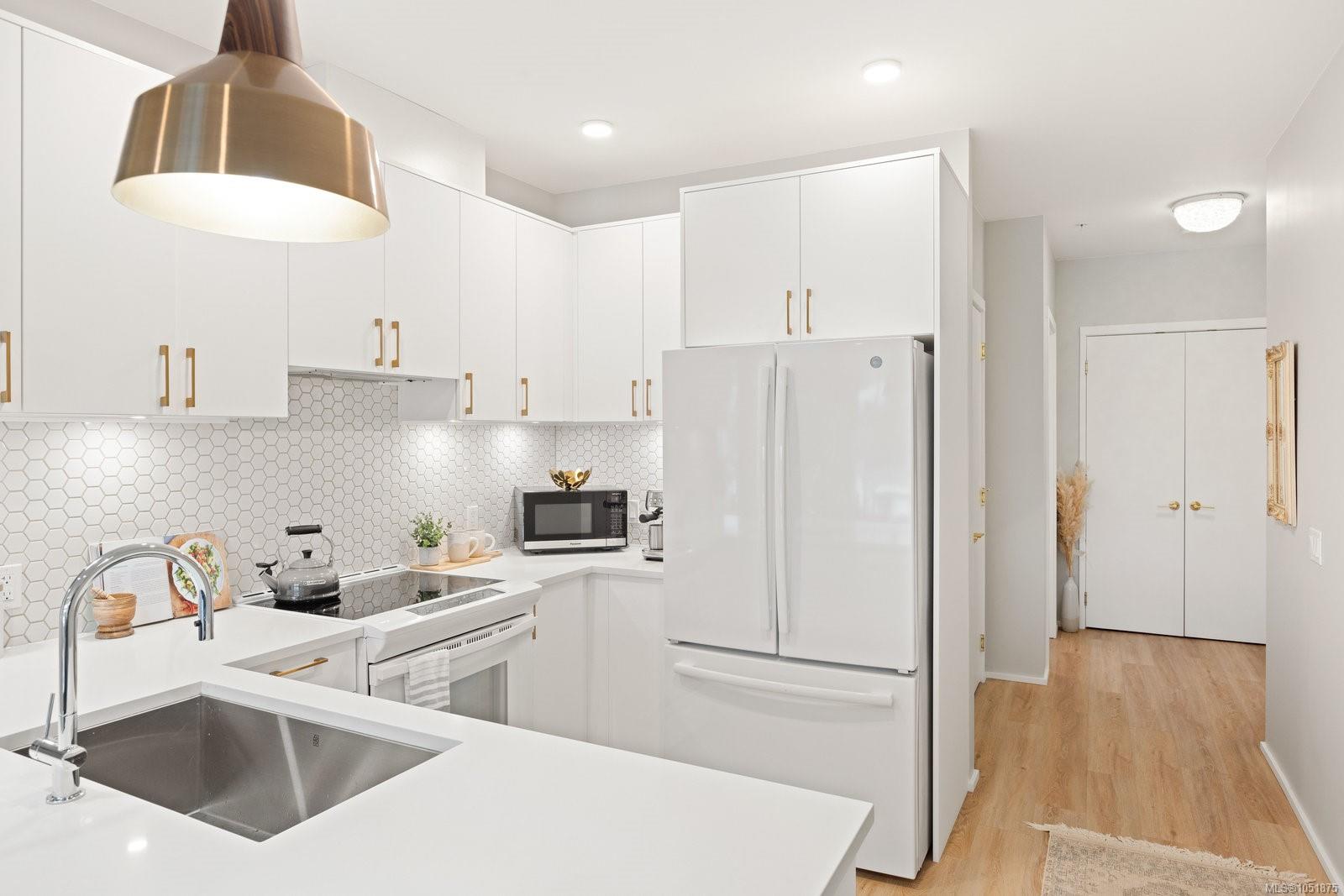 303-2348 Beacon Ave — listing photo 3 of 23