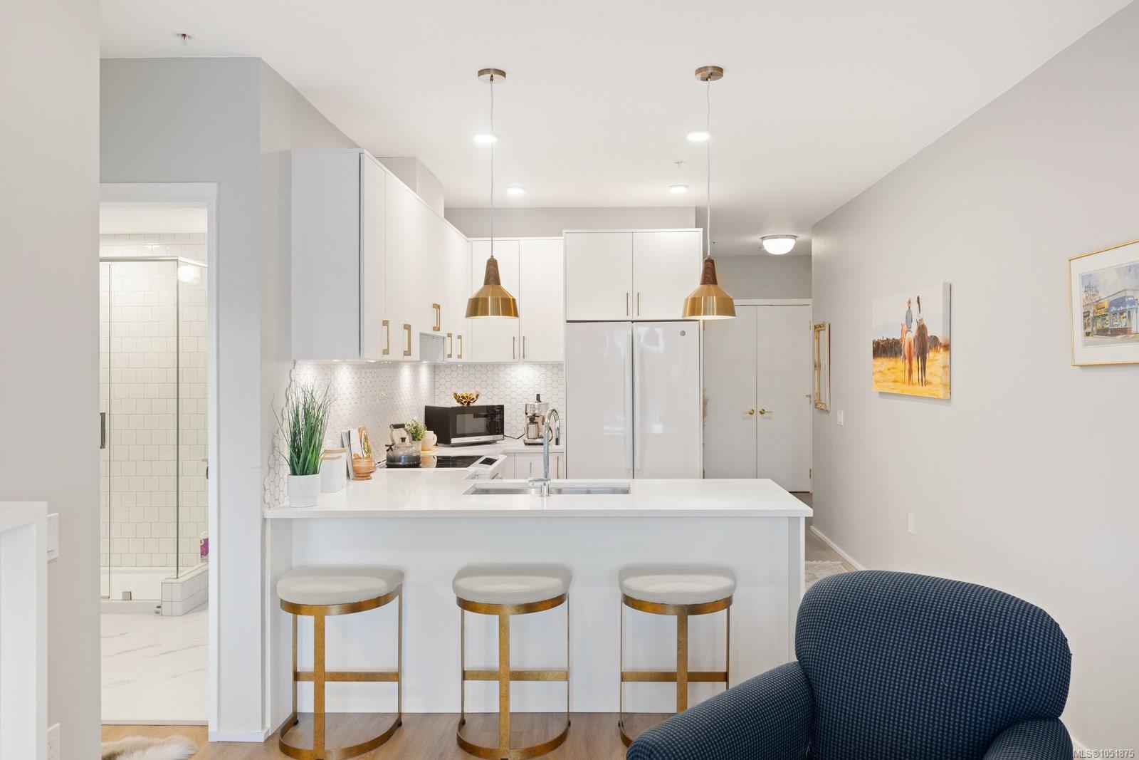 303-2348 Beacon Ave — listing photo 7 of 23