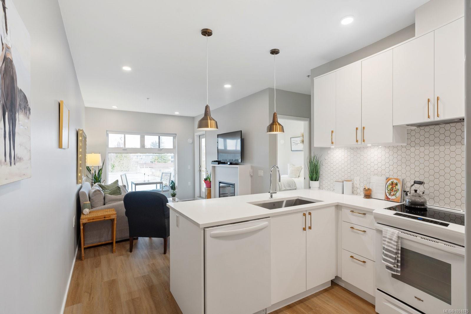 303-2348 Beacon Ave — listing photo 8 of 23
