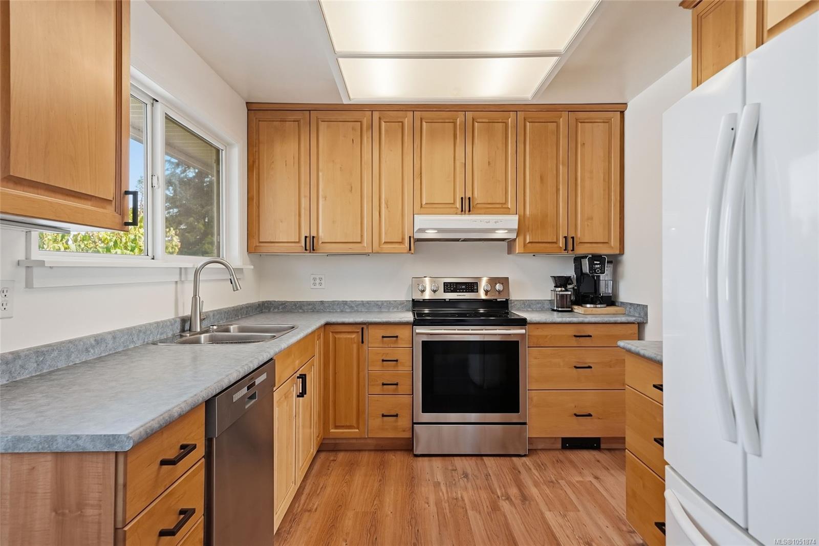 1088 Nelson St — listing photo 11 of 59