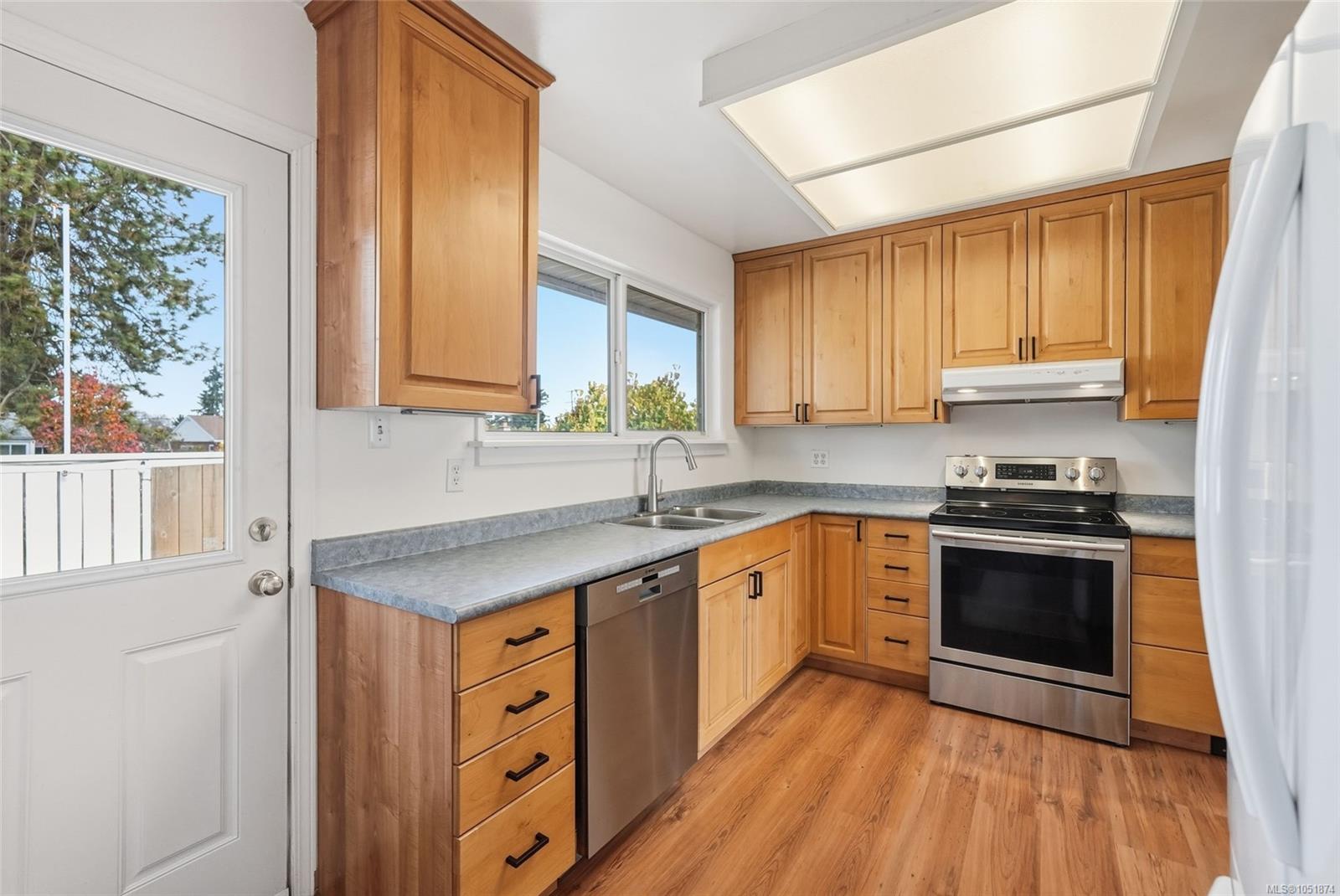 1088 Nelson St — listing photo 12 of 59