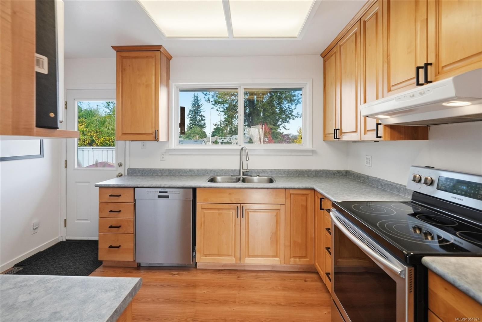 1088 Nelson St — listing photo 13 of 59