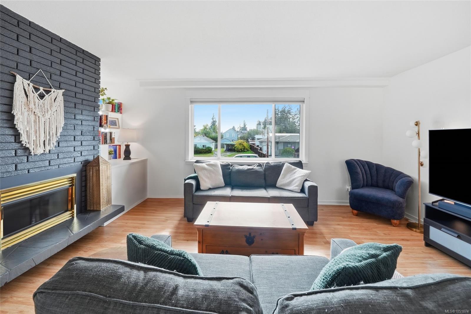 1088 Nelson St — listing photo 4 of 59