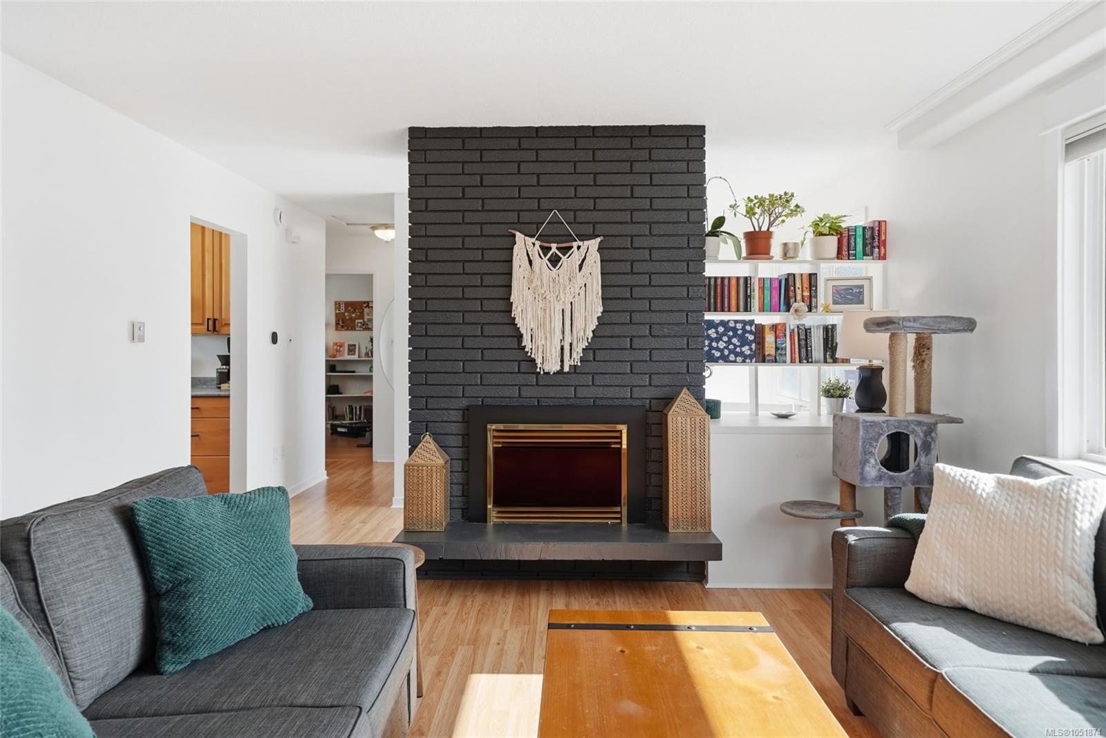1088 Nelson St — listing photo 5 of 59
