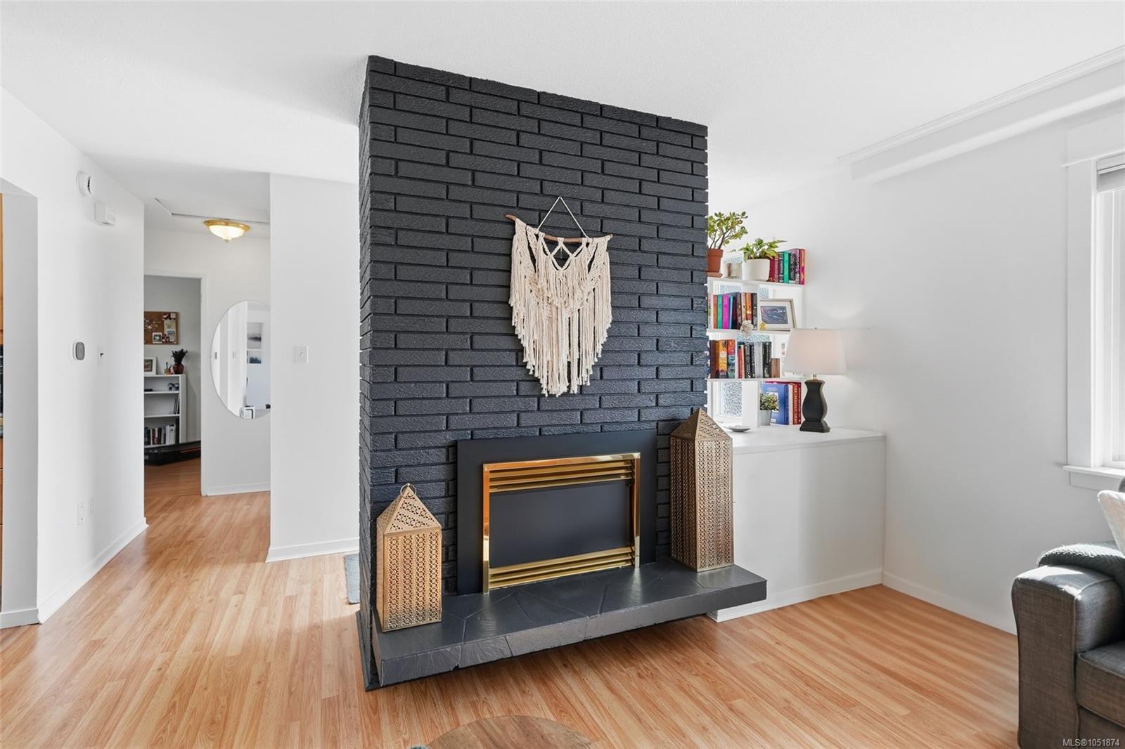 1088 Nelson St — listing photo 6 of 59