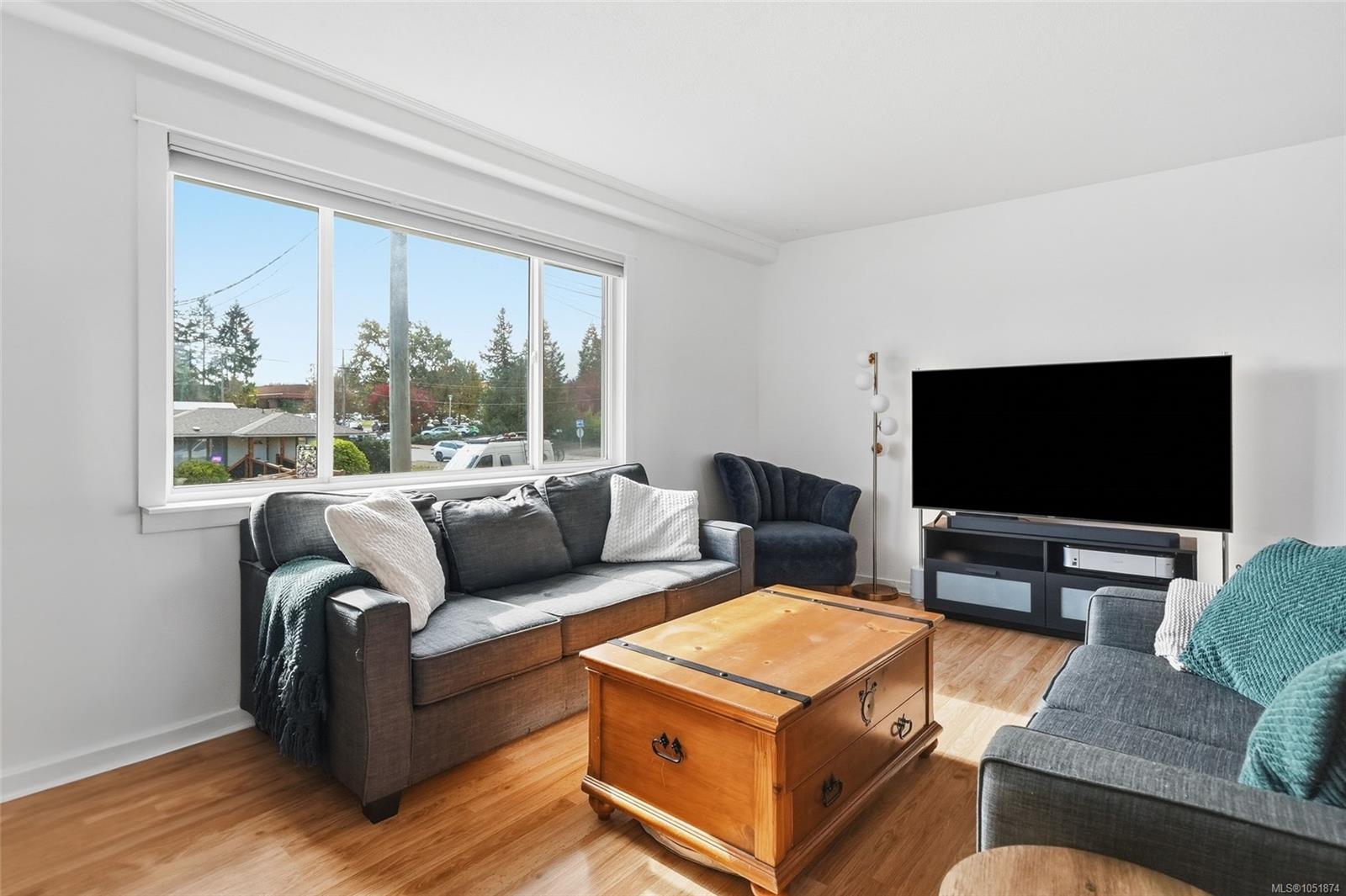 1088 Nelson St — listing photo 8 of 59