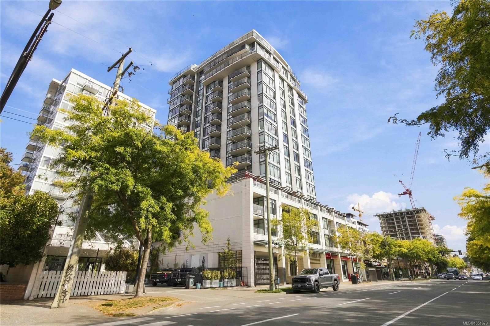204-960 YATES St — listing photo 2 of 33